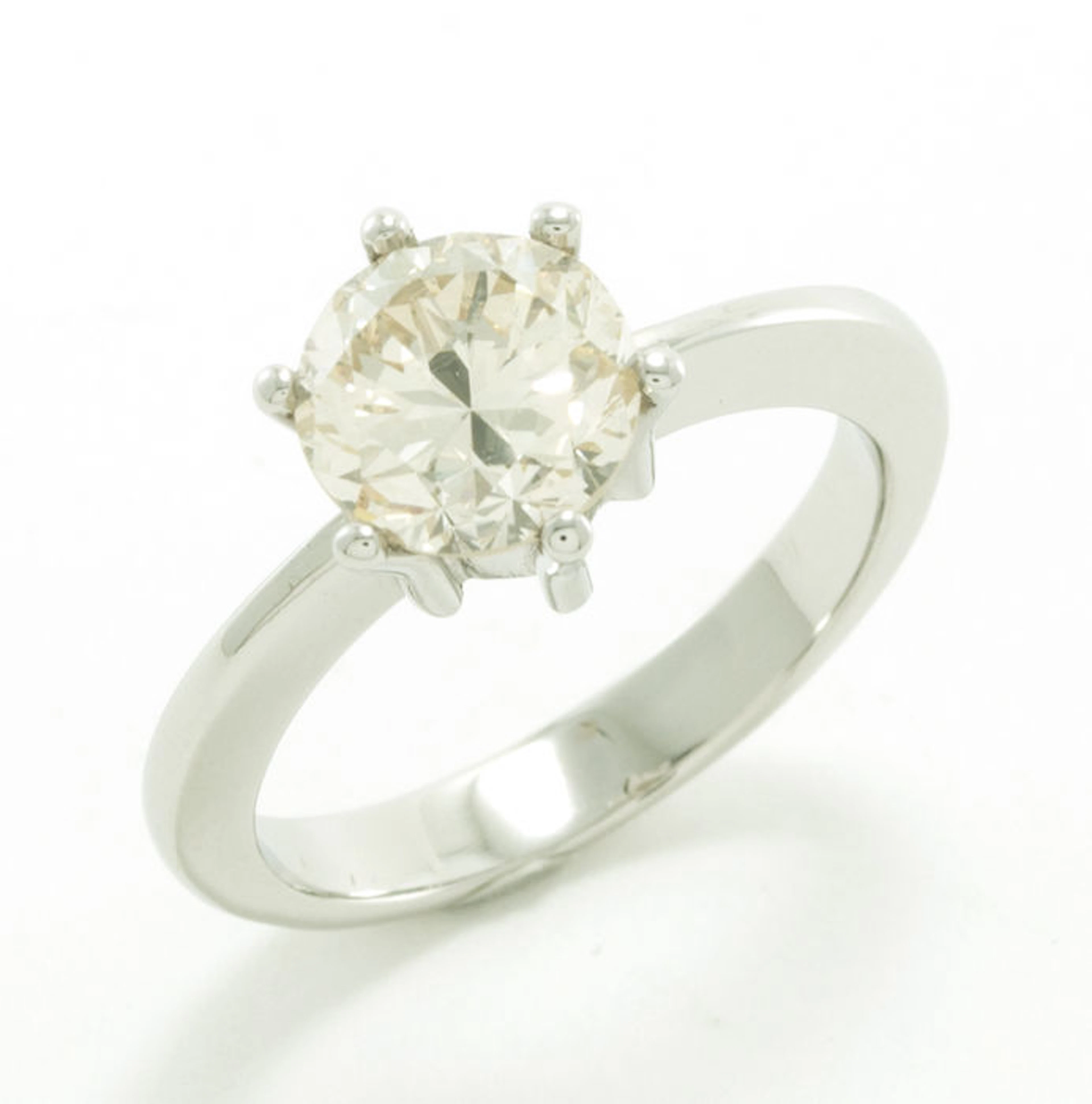 Anillo solitario con diamante marrón fantasía de 2.10 ct. Certificado HRD.