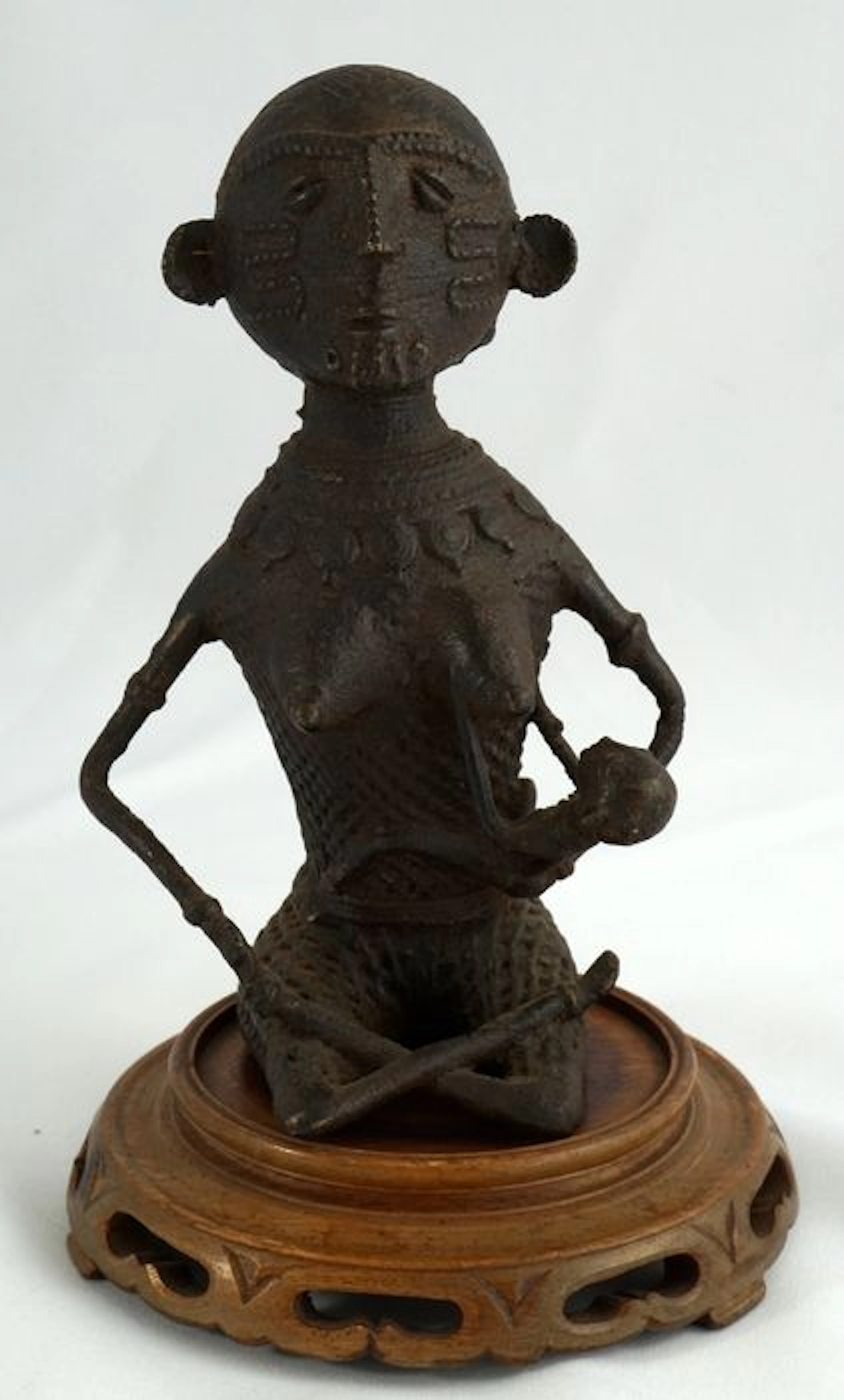 A statue of mother and child in bronze - ASHANTI - Ghana