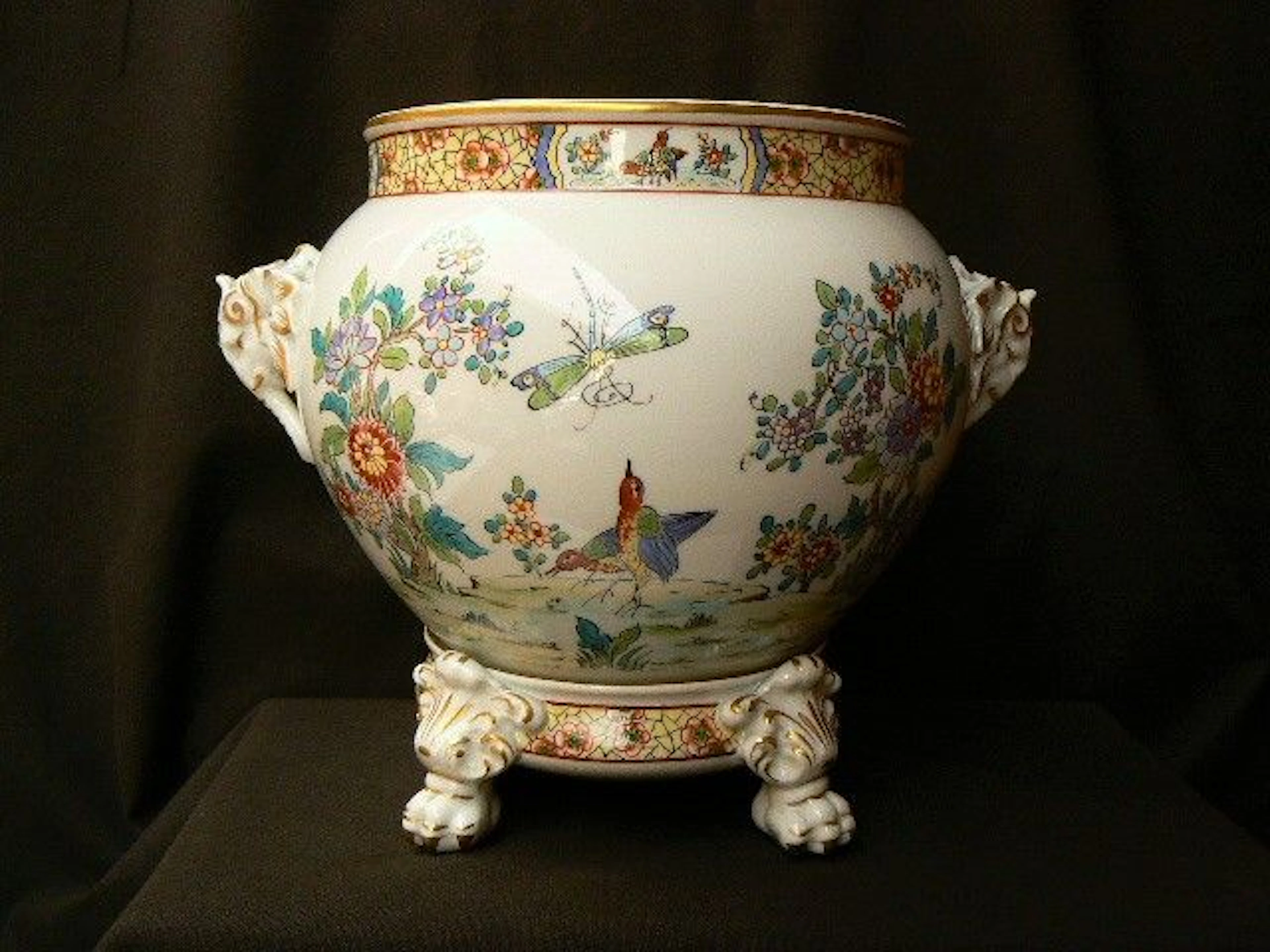 A Chantilly porcelain cachepot with chinoiserie decoration, on base, France, second half of 20th century