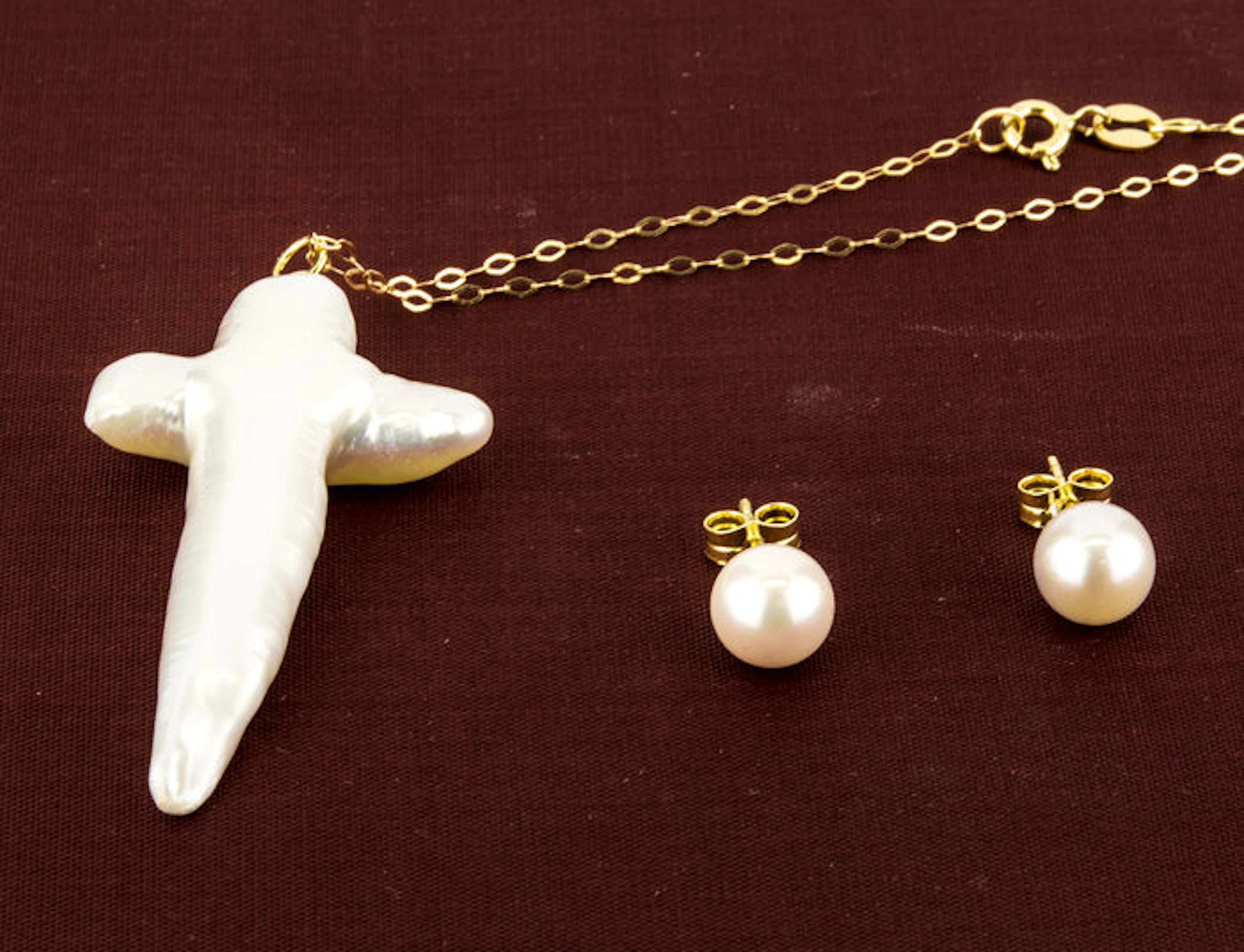 Conjunto en oro de pendientes de perla Akoya y colgante de perla natural cultivada en forma de cruz