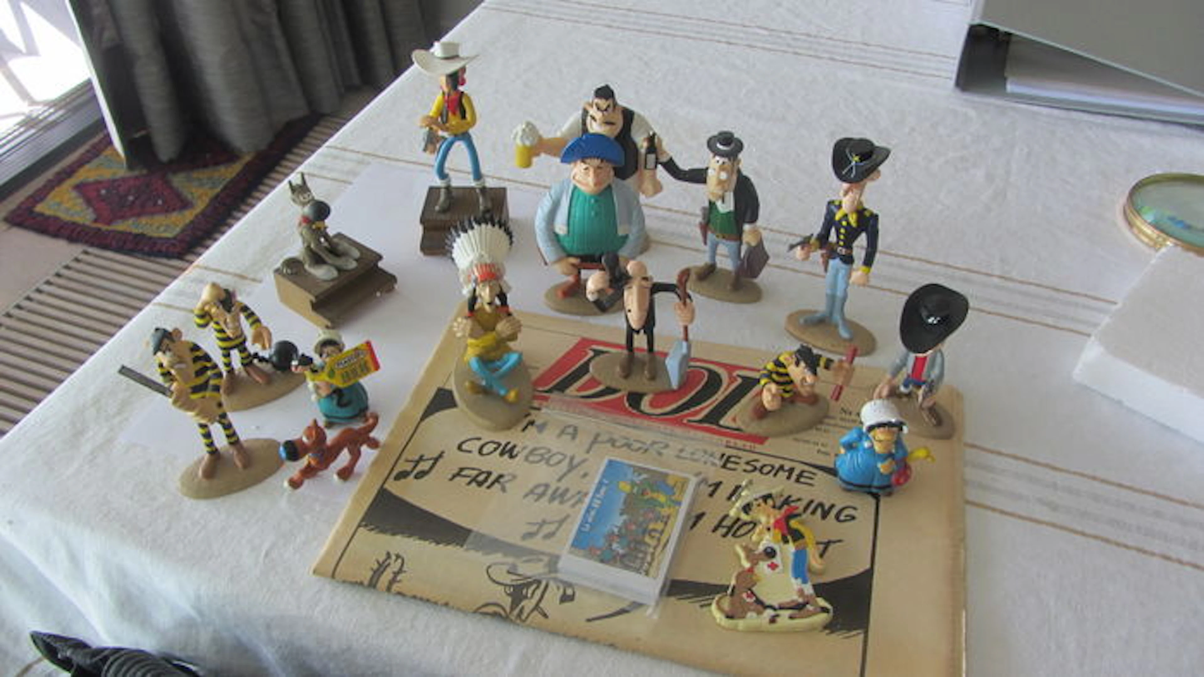 Lucky Luke - 15 figuurtjes o.a Schleich/MD Toys/Atlas - (2001 / 2003) + 2 mini boekjes + tijdschrift Dol nr. 8 - (1990)