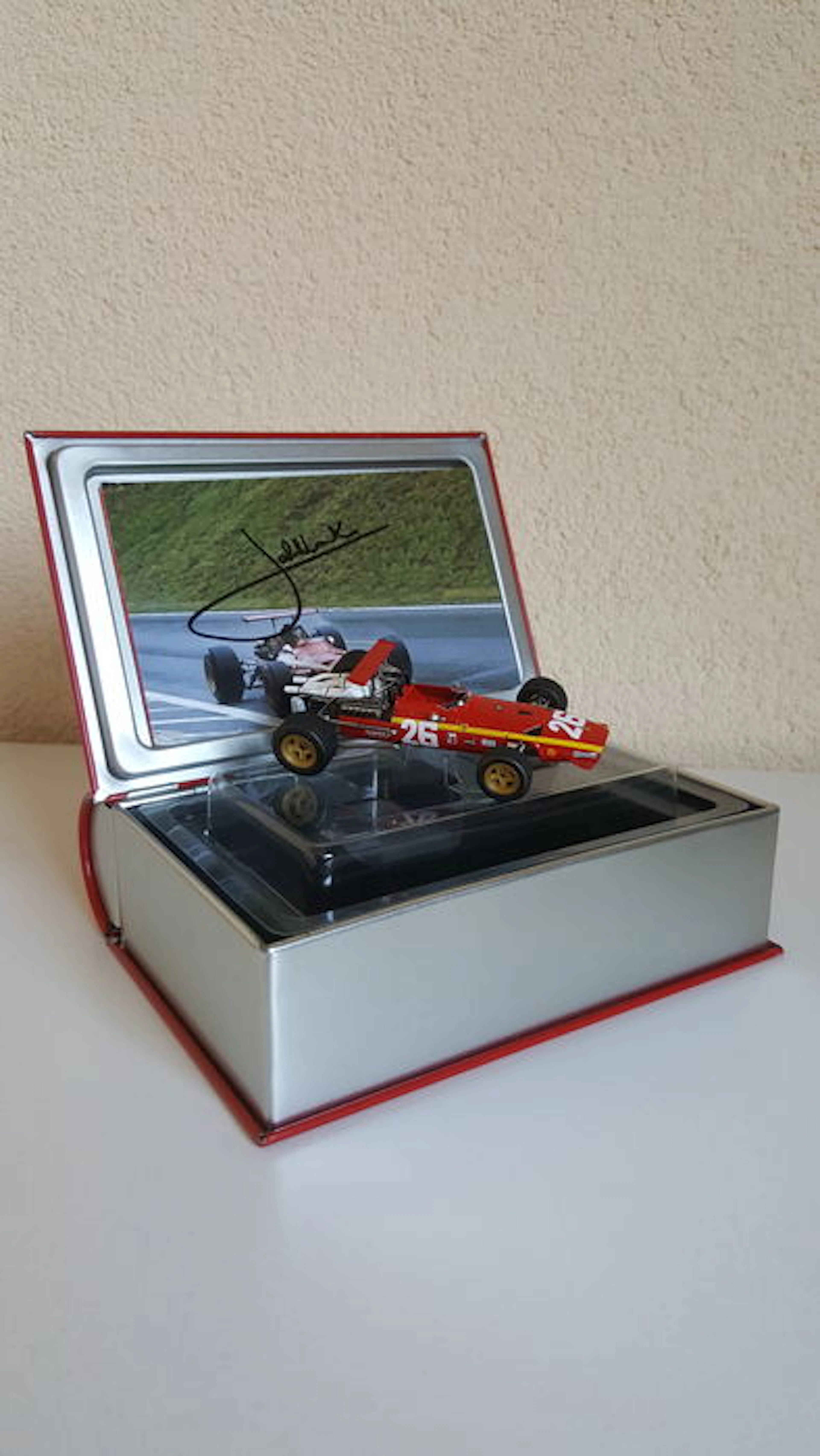 Jacky Ickx - La Storia 1:43 Ferrari Limited Edition - Original autograph + COA.