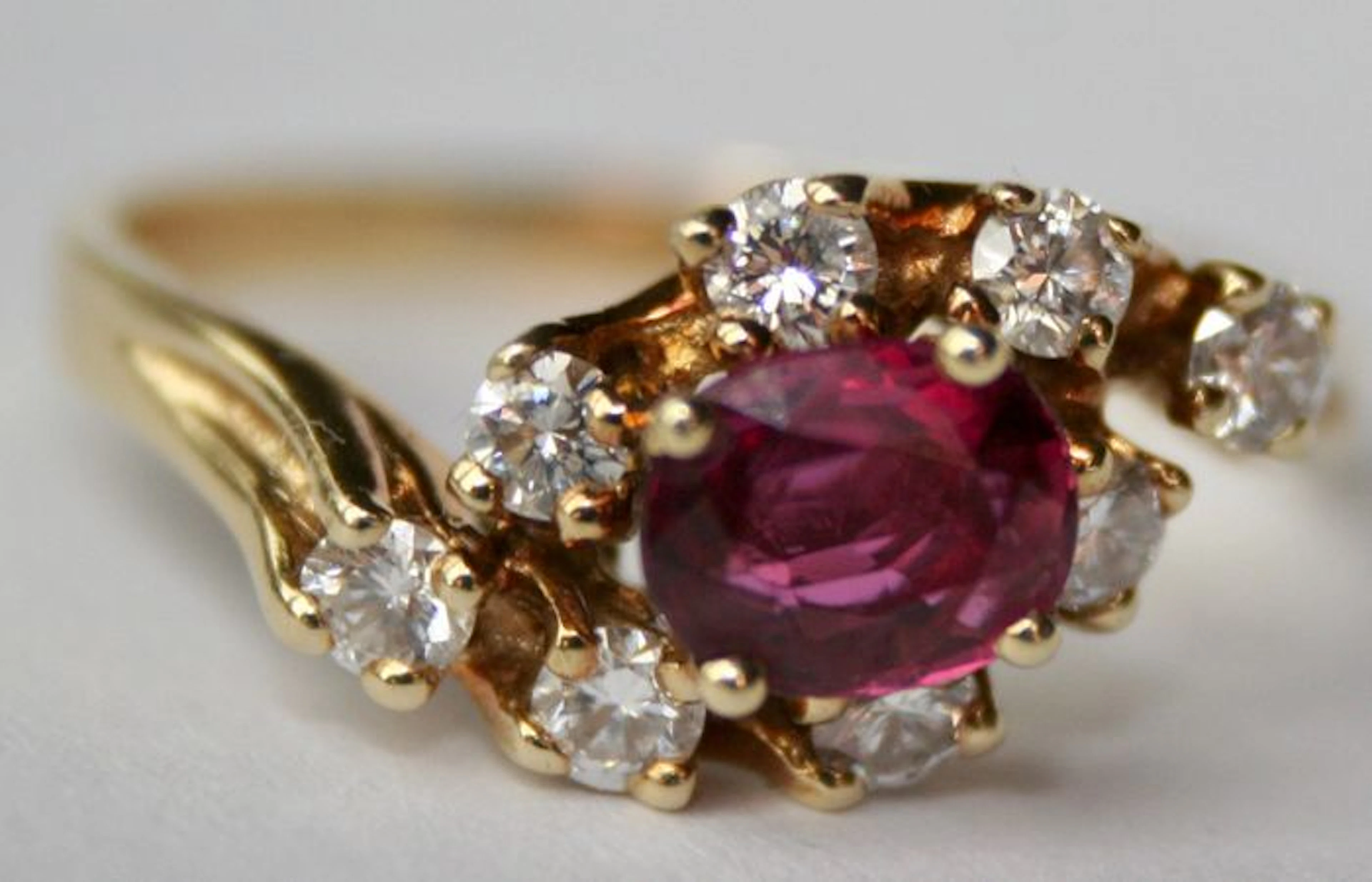 Antique 14 kt. Yellow gold ring with natural, clear, high-quality Ruby and 8 diamonds, Wesselton/VS 1. In excellent condition.