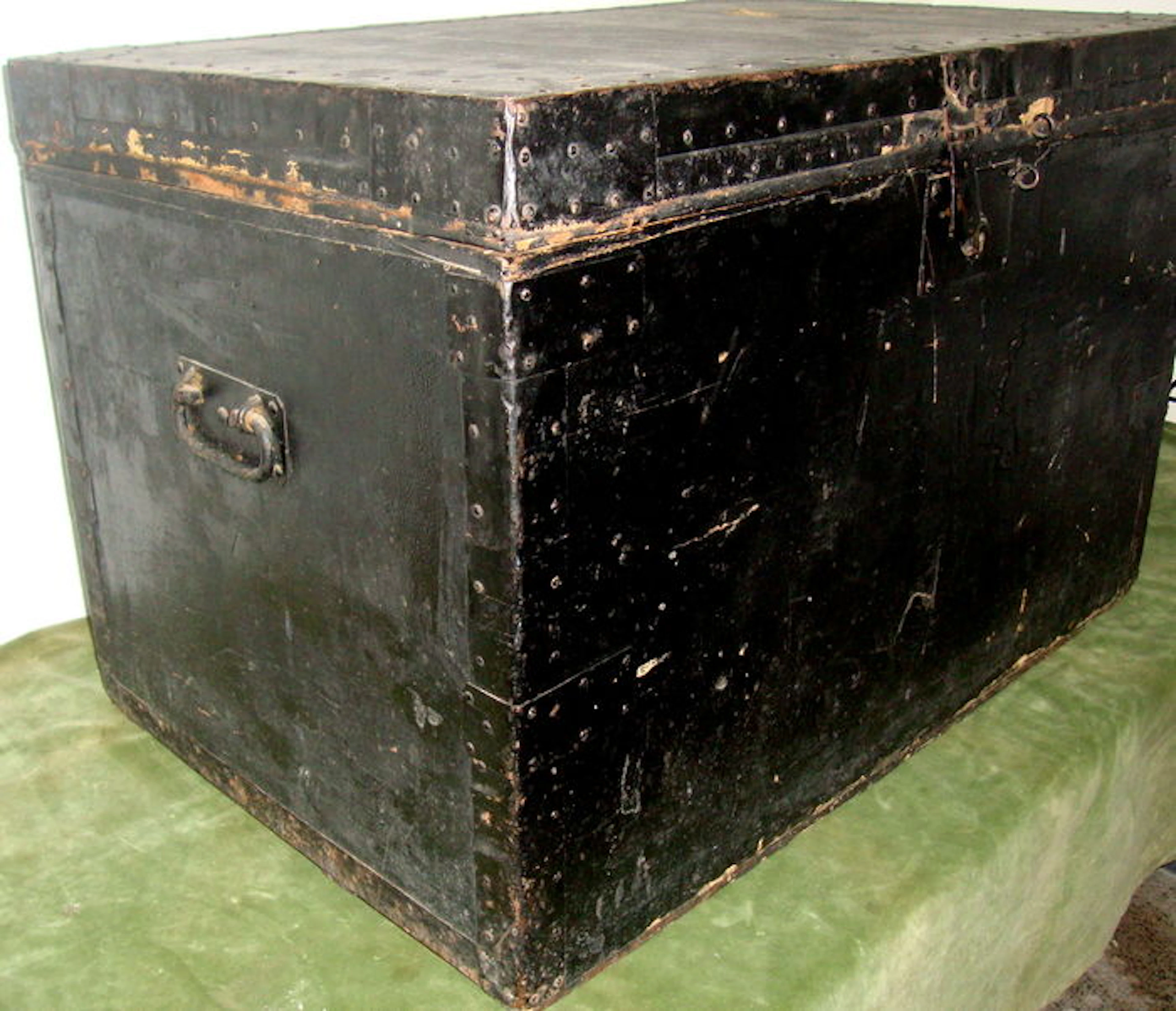 John Bundy nº 7 - "St. Pauls London" Large wood chest with pinpoints reinforced with metal- England ca. 1850