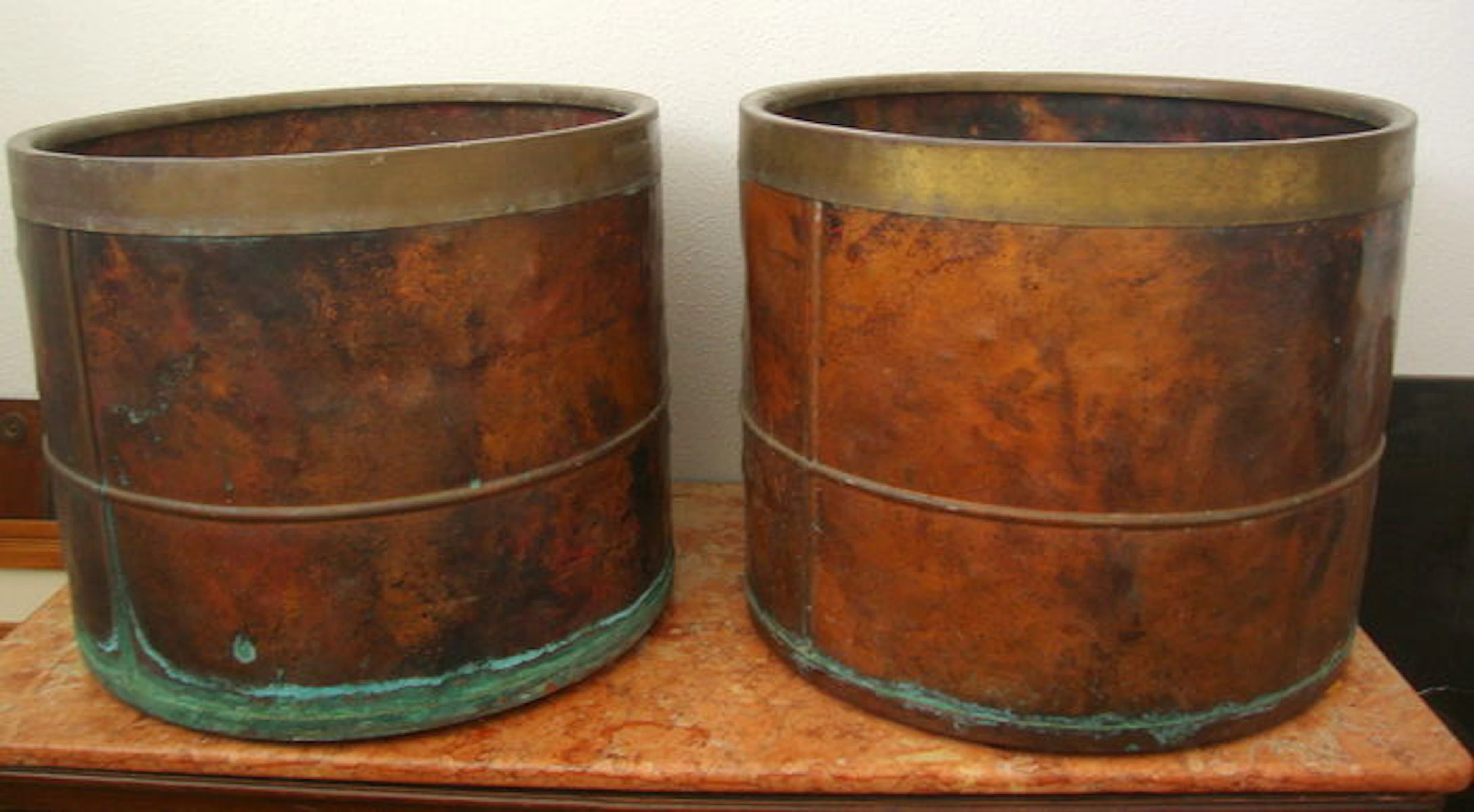 Pair of large plant pots in copper with a stripe in brass - Hotel Atlântico Estoril - Portugal - ca. 1900