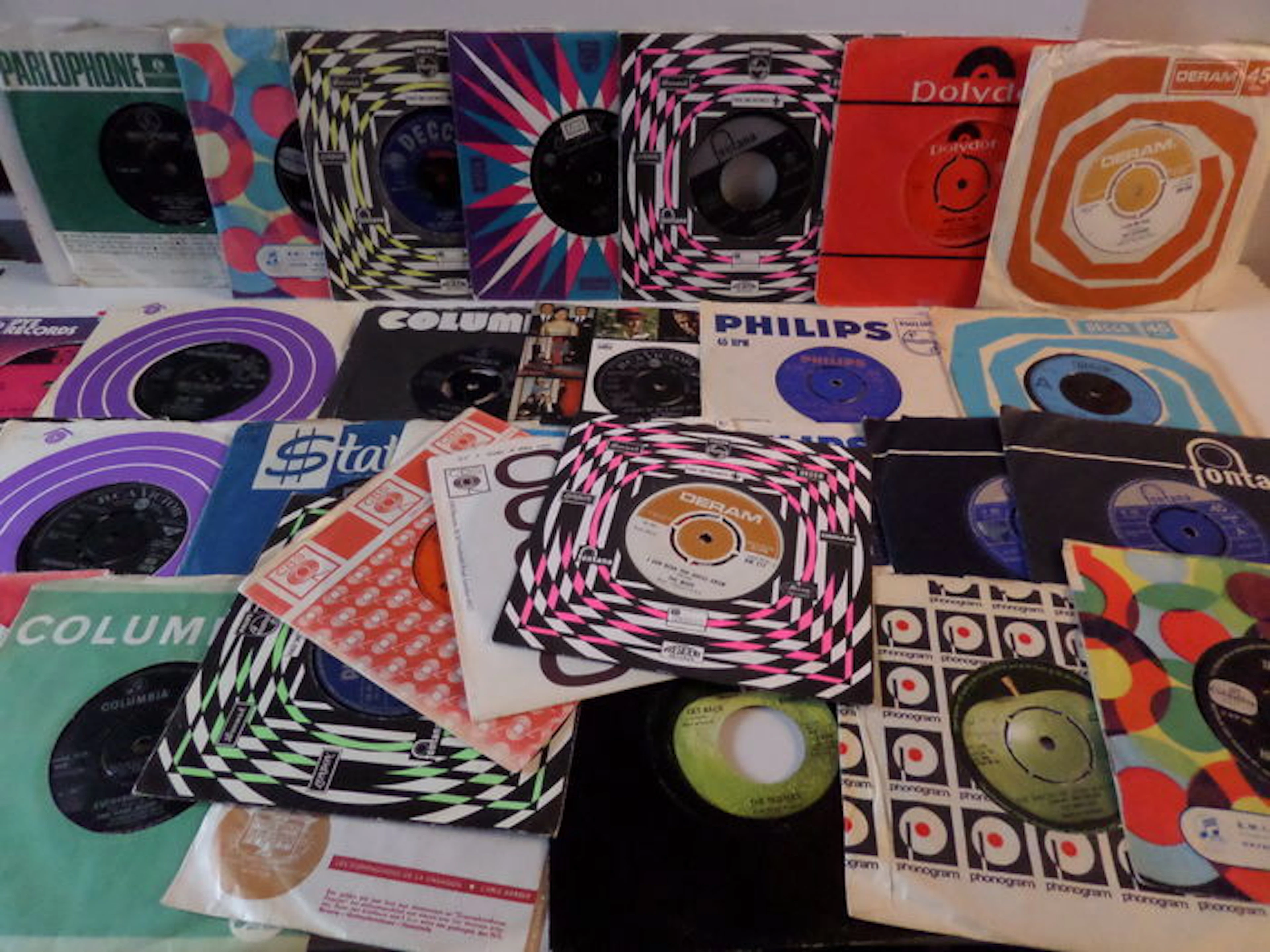 30 Singles 7” pop and rock from the 60's: Beatles (3x), Stones, Dave Clark Five, Manfred Mann, Kinks, Beachboys and many others.