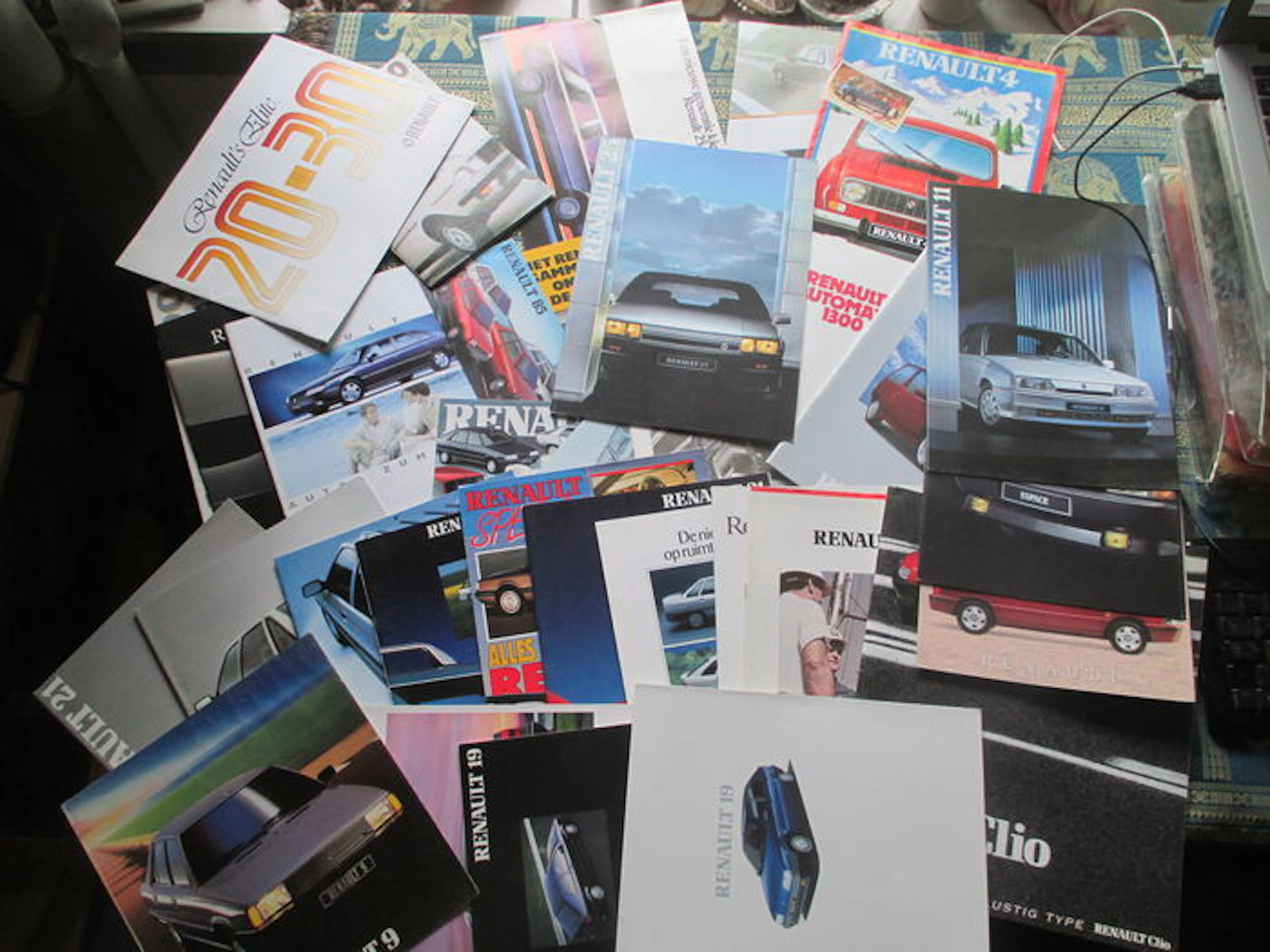 33 x Car Brochures - Renault 1975-1993)