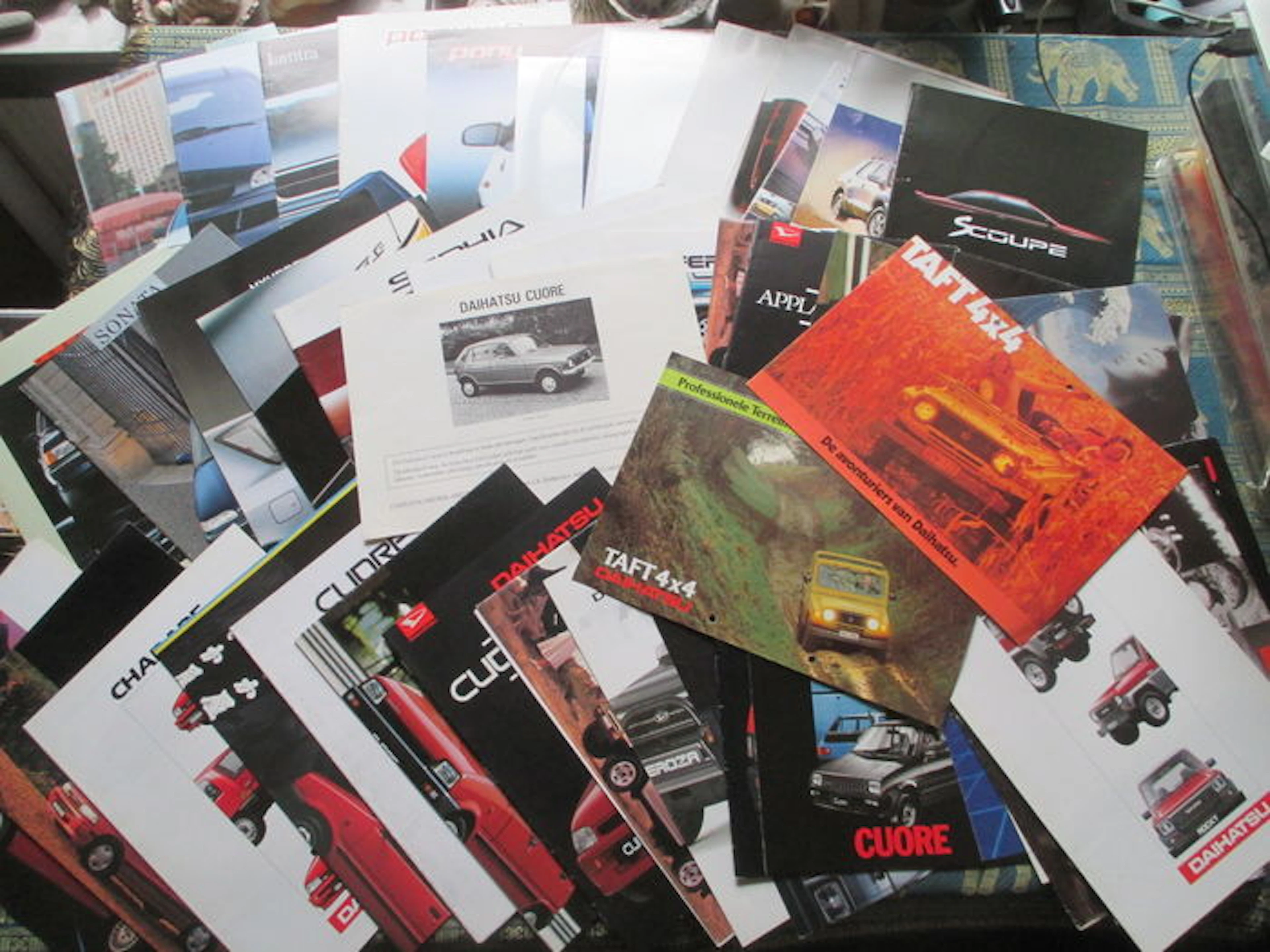Car brochures (Daihatsu/Hyundai/KIA, including international brochures, 46x, 1978-2001)