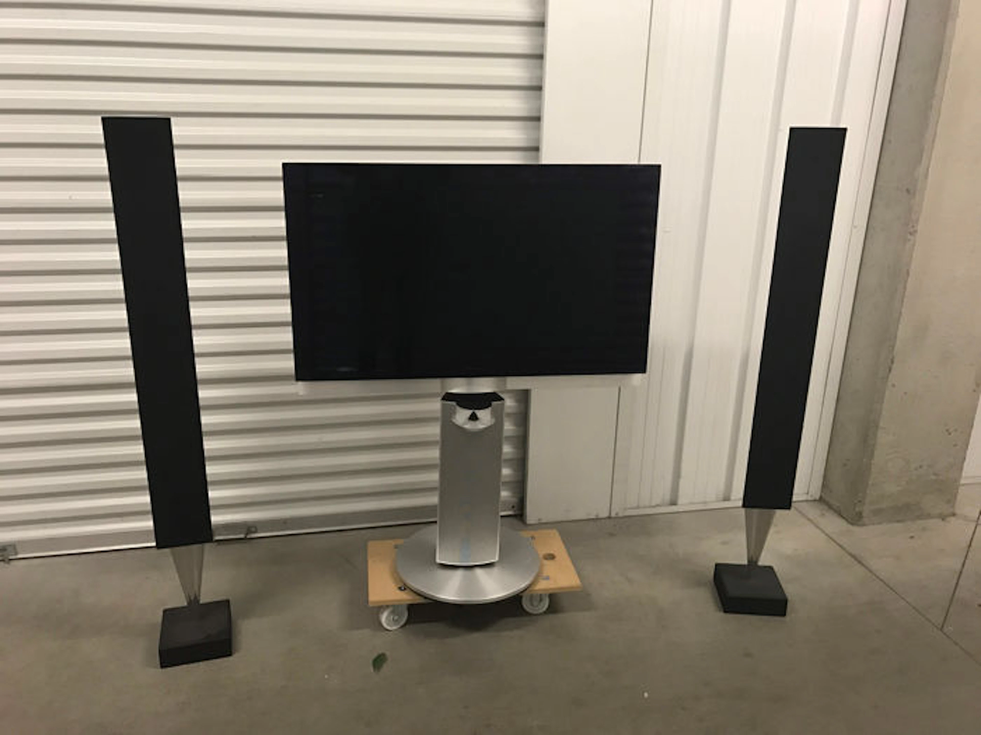 Beovision 7-32 with BeoLab 8000 set.