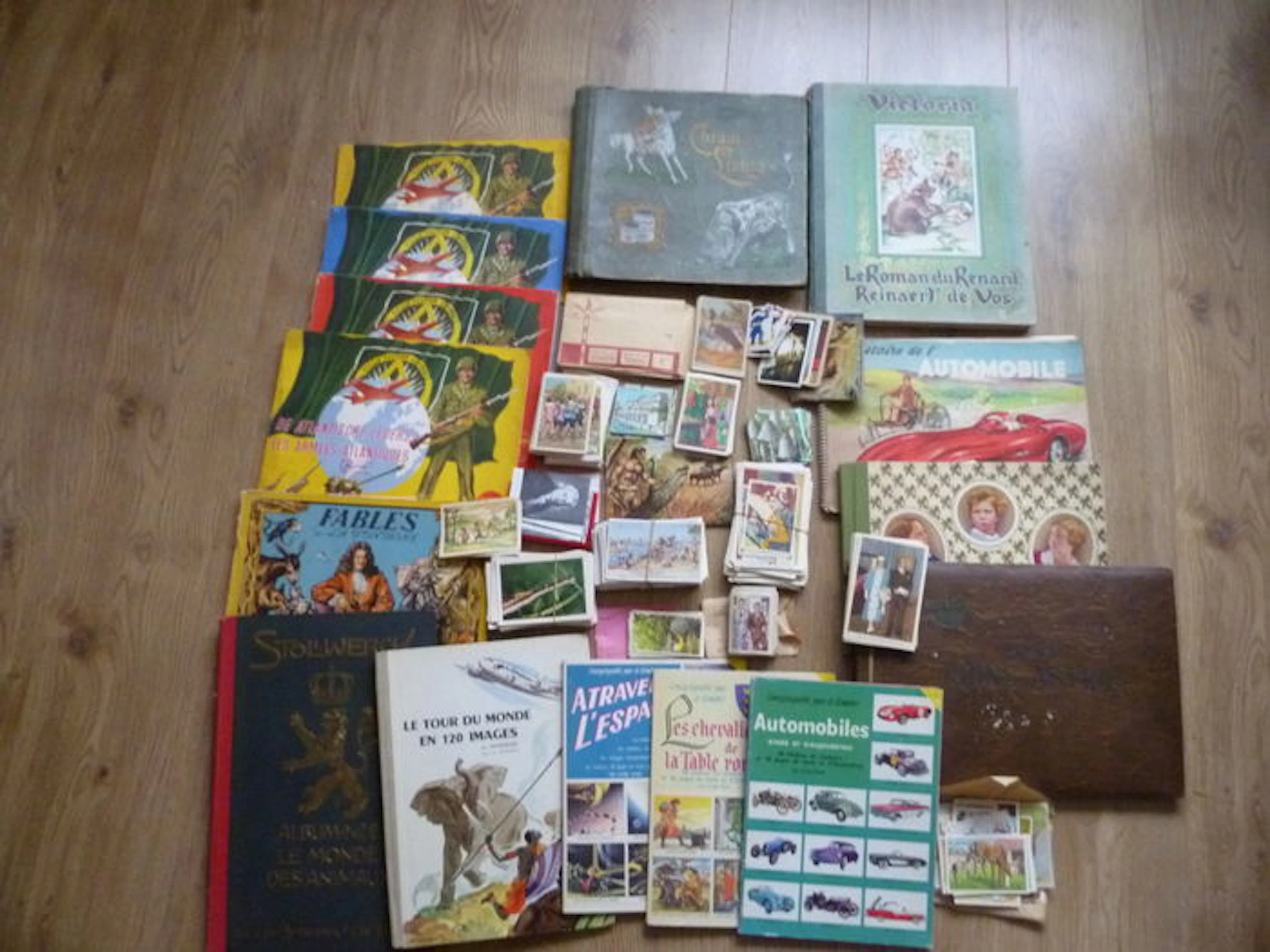 Lot of 1000 various chromolithographs and 12 chromo books