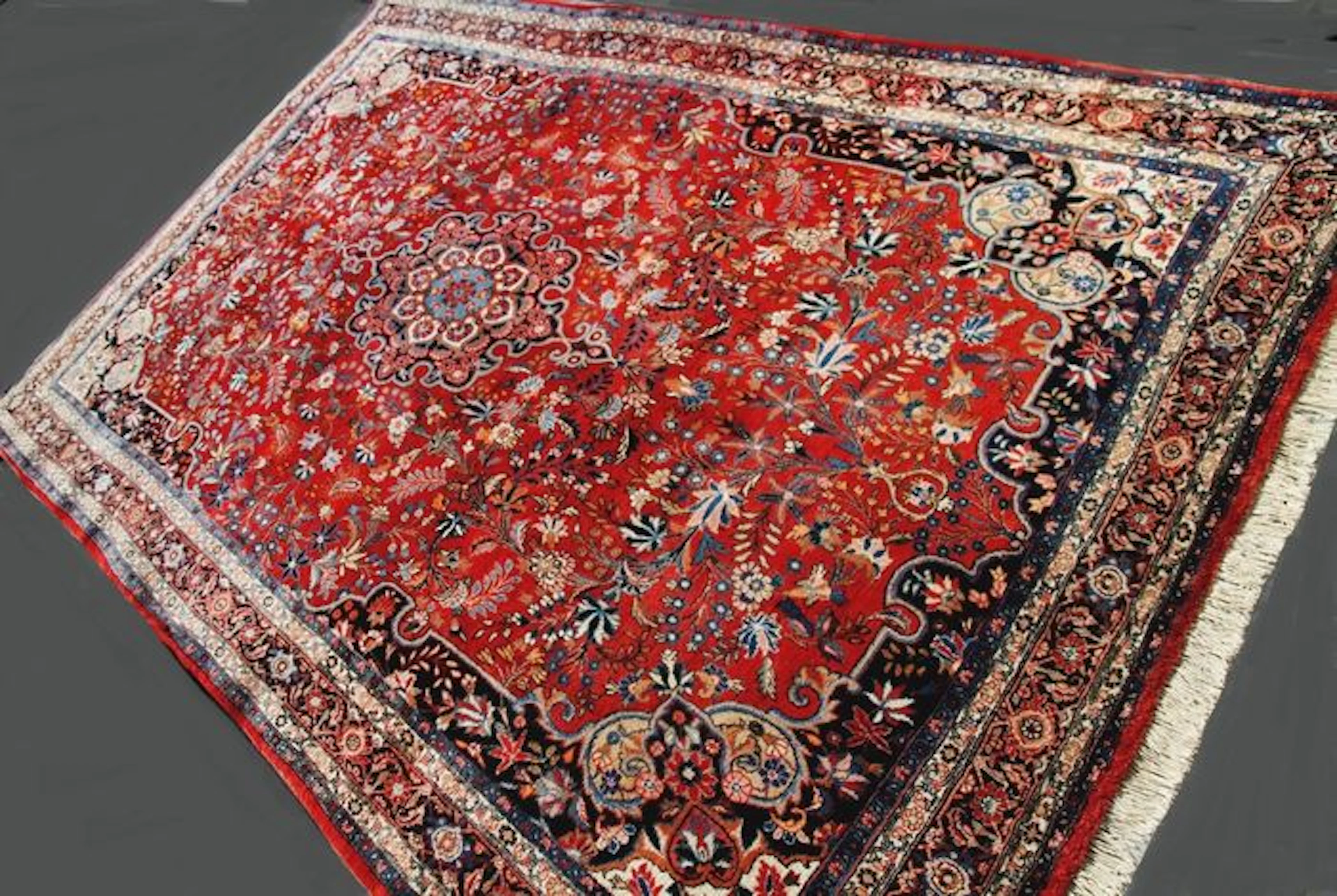 Beautiful and unique Bidjar rug from Iran, Lachek Torange floral drawing (central medallion with four spandrels), semi-antique, older than 50 years