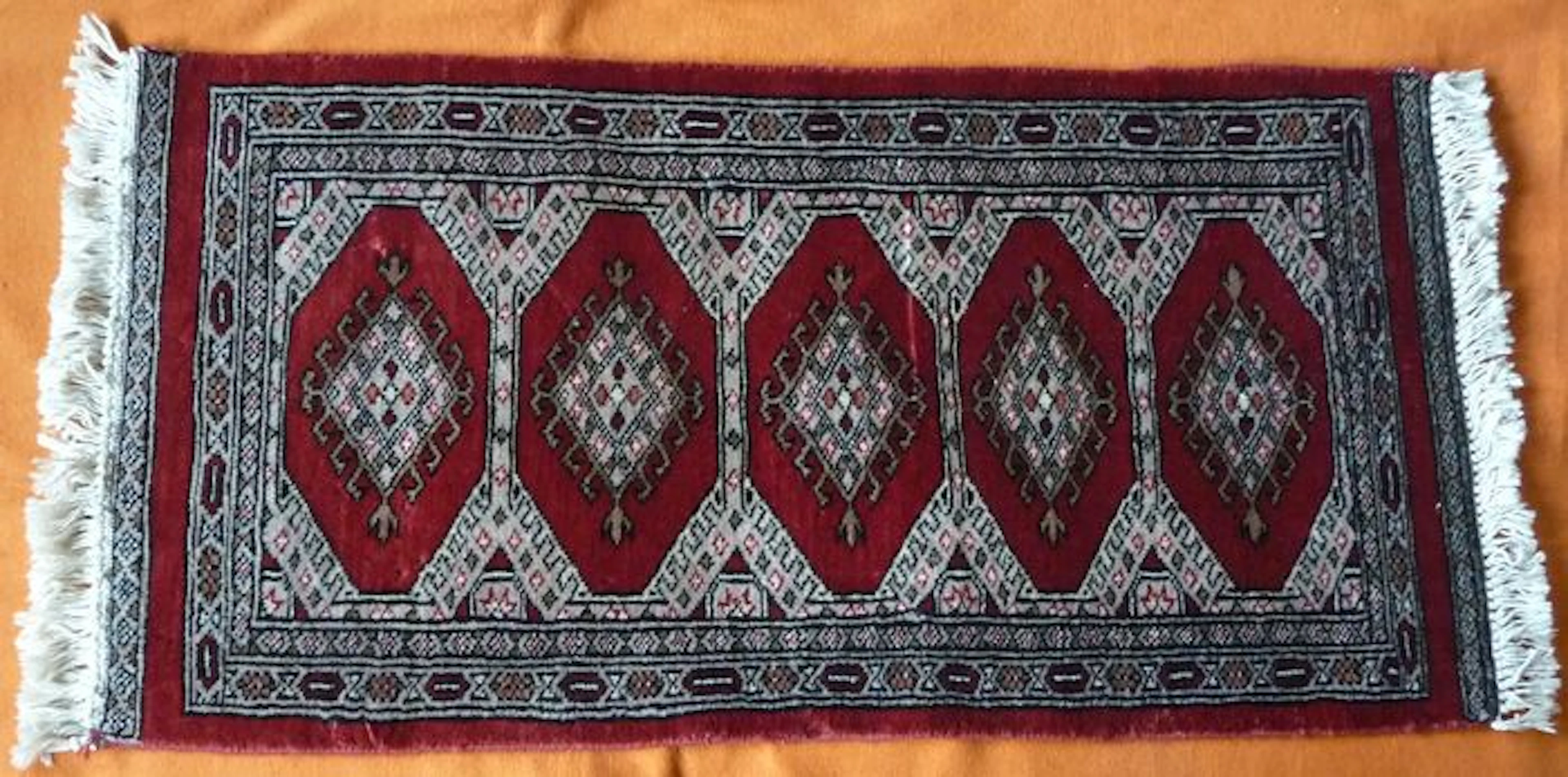 Handgeknüpfter Teppich, Pakistan,90,5 x 46 cm, ohne Fransen. Ca.30-40 Jahre.