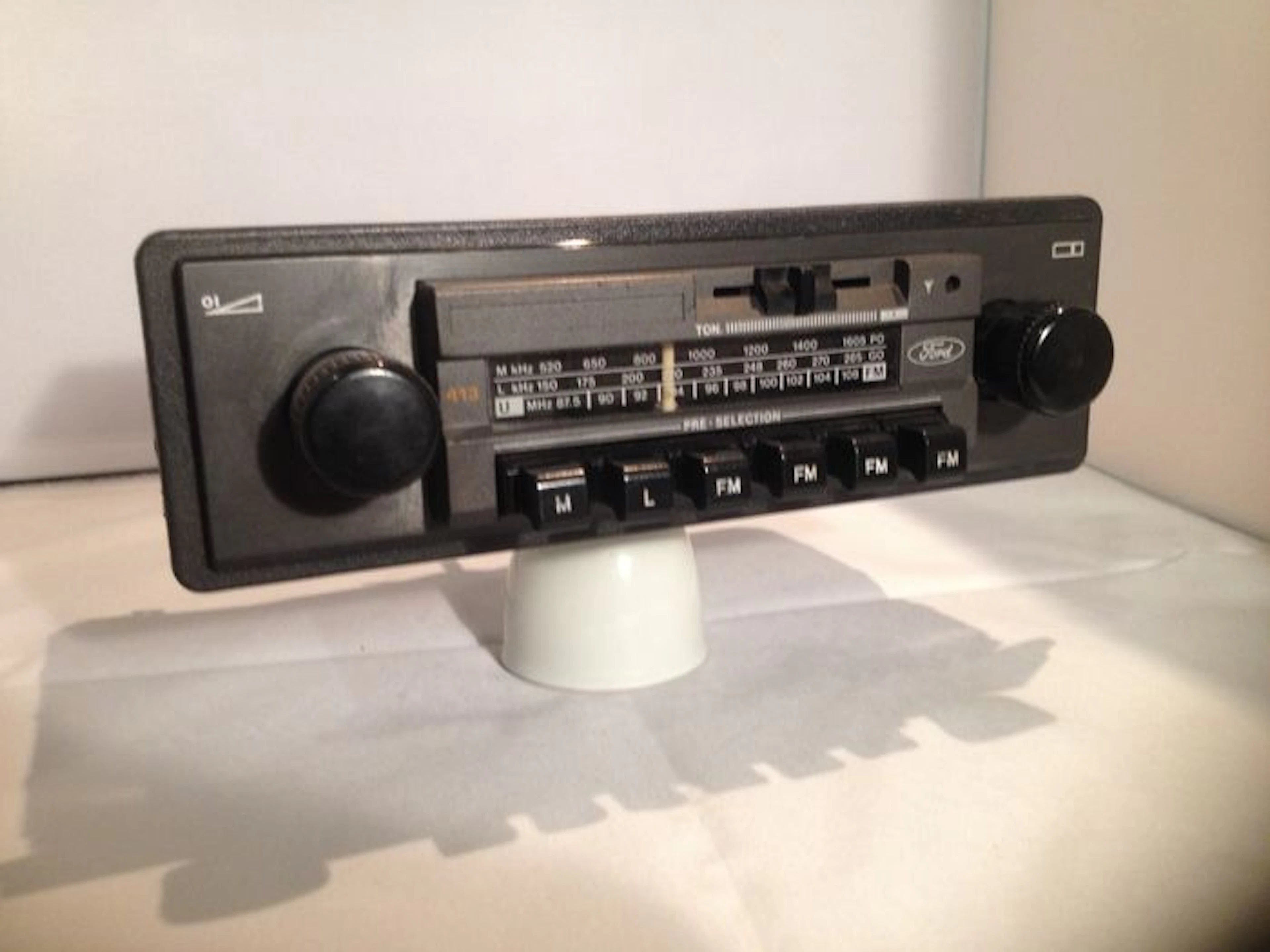 Philips 413 Classic Ford oldtimer car radio from the 1980s