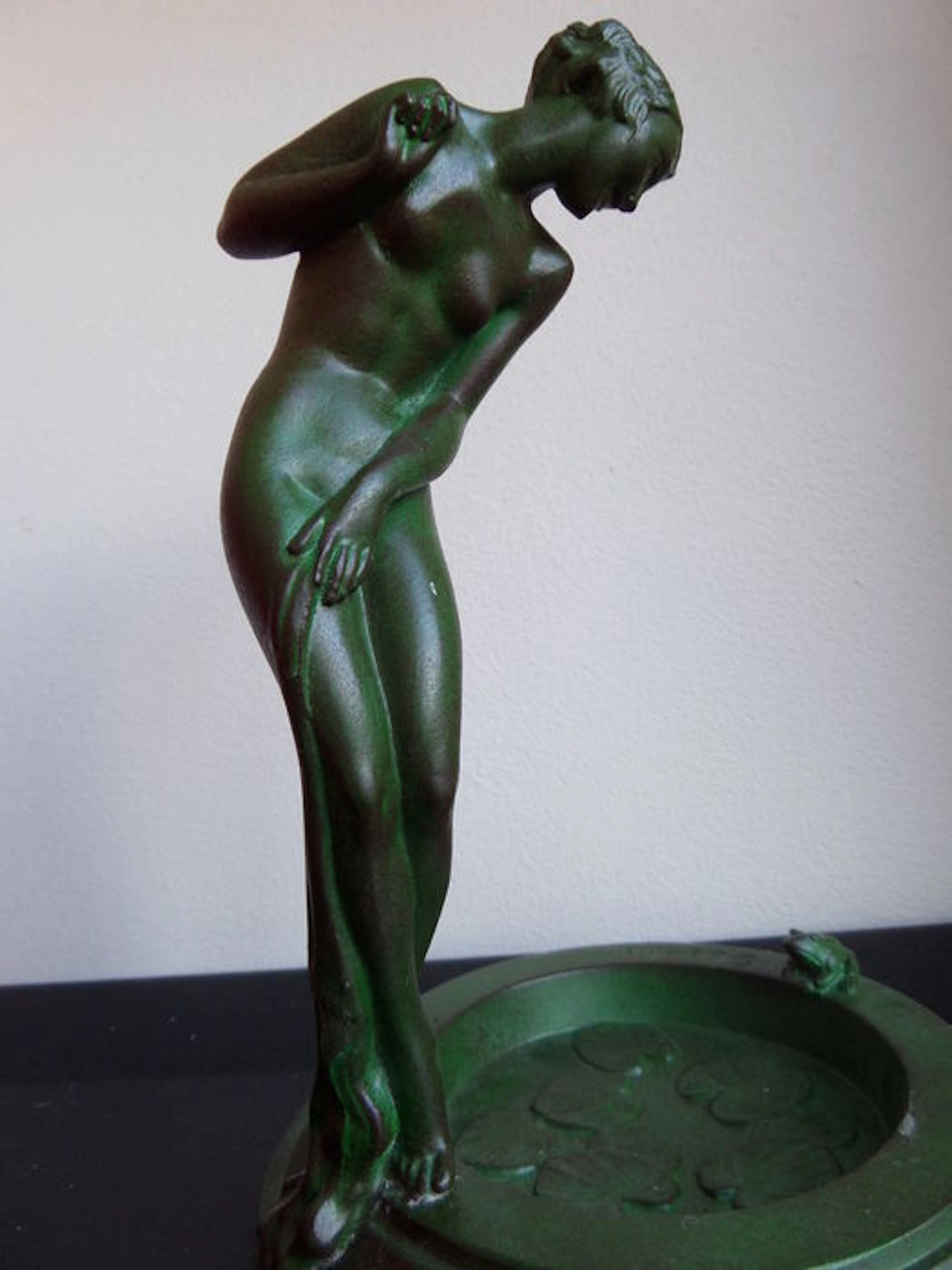 Guerbe - Fayral - Coin tray - Nude girl bathing with a frog that watches - Patinated Metal Art Deco sculpture - nude girl with frog
