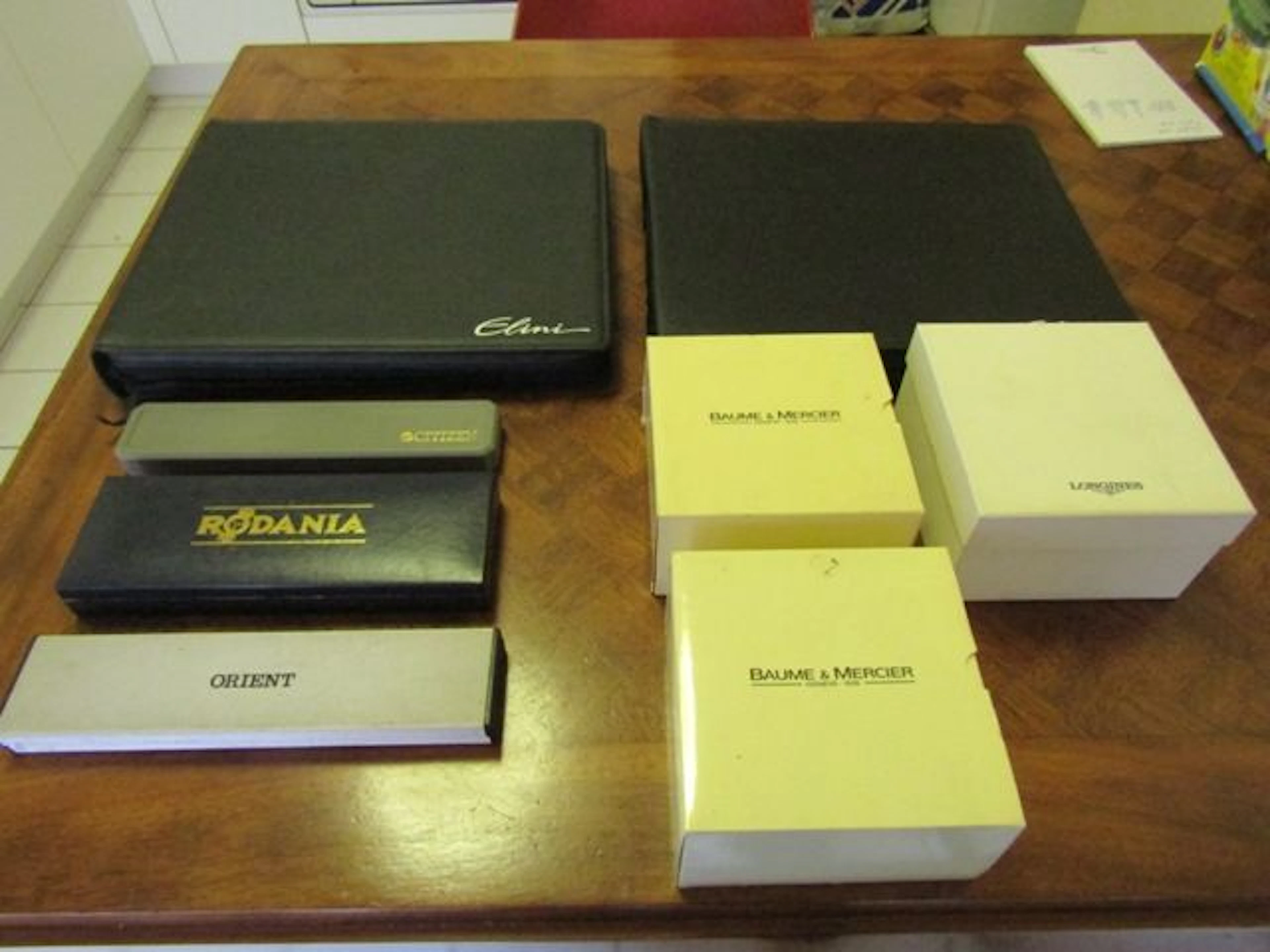 Lot of brand watch boxes: Longines, Baume et Mercier, Orient, Rodana, Citizen + 2 watch presentation folders.