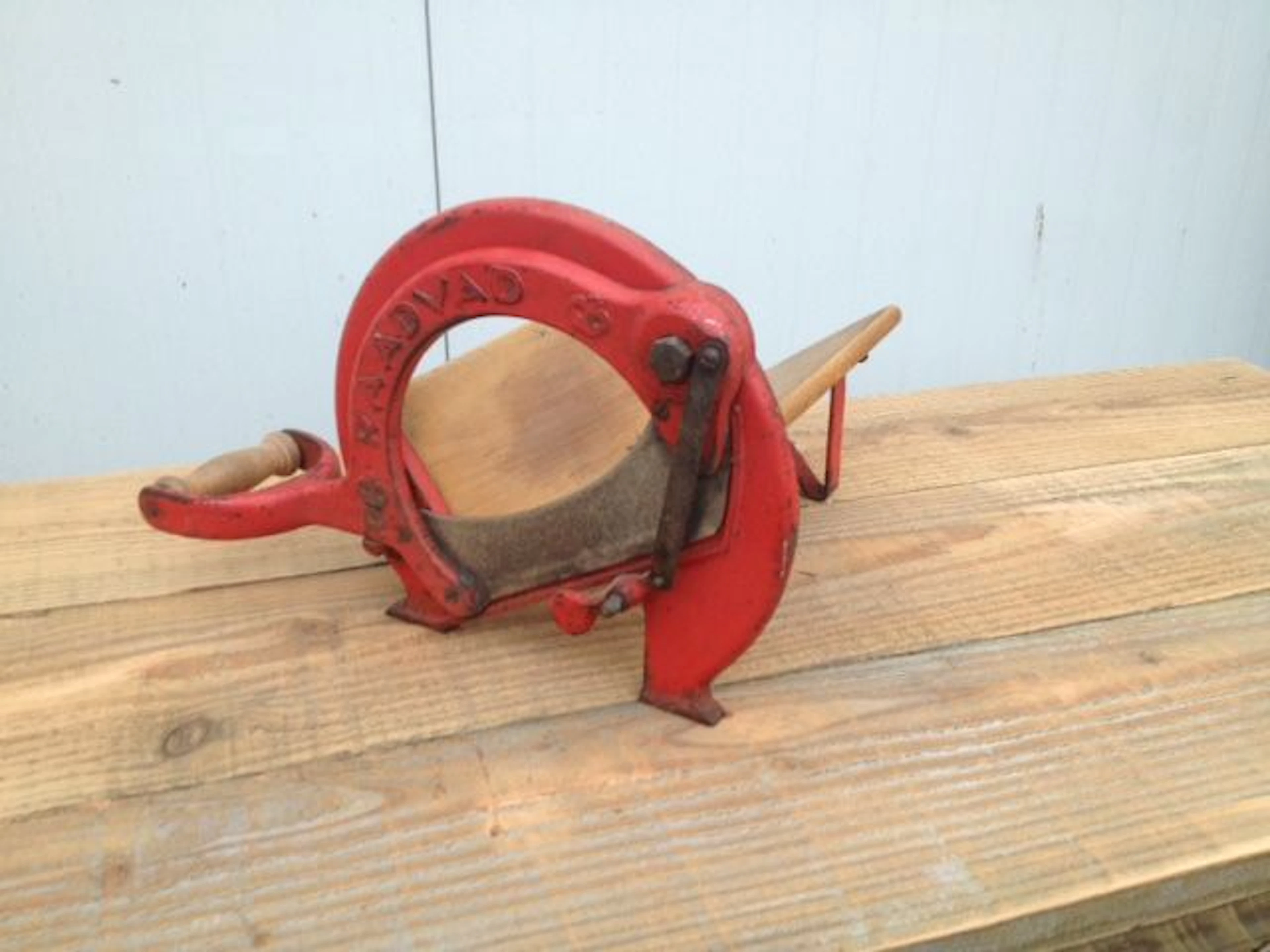 Raadvad Vintage Cast Iron Bread Slicer Rood