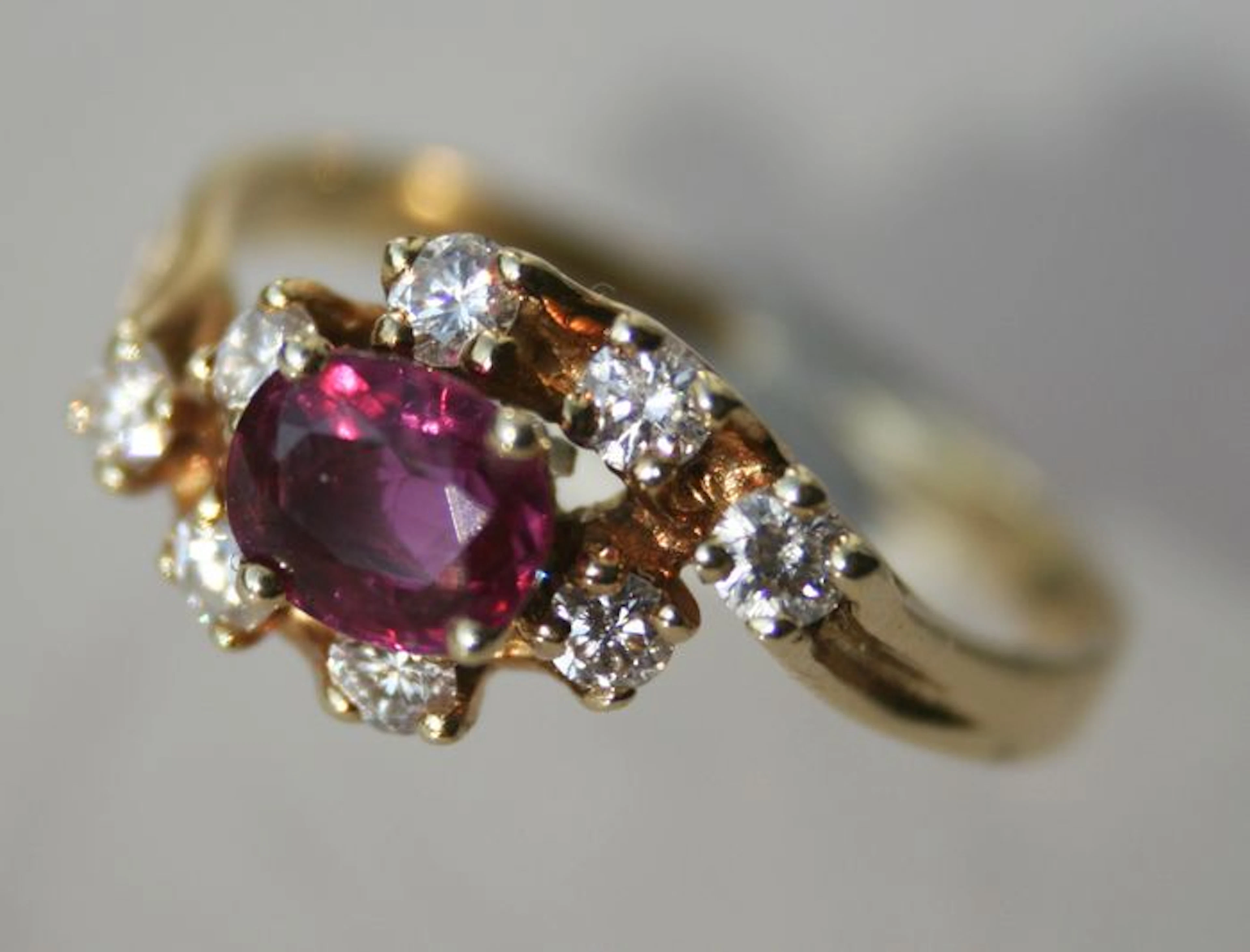 Antique gold ring with a natural, clear ruby and 8 brilliant cut diamonds H/VS1 – Total of 0.97 ct top quality gemstones – Excellent condition