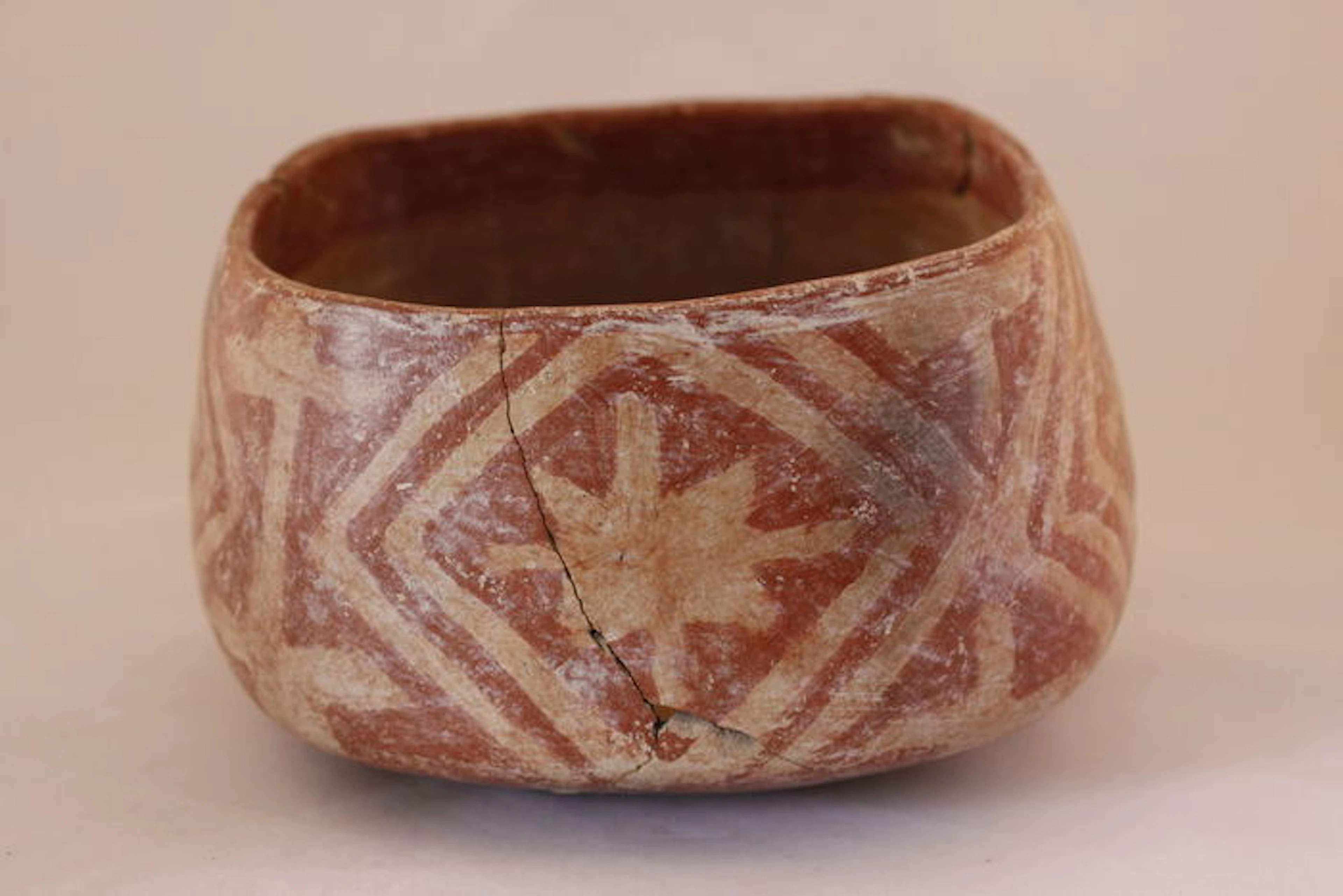 A pottery pre columbian bowl - diameter 17 cm