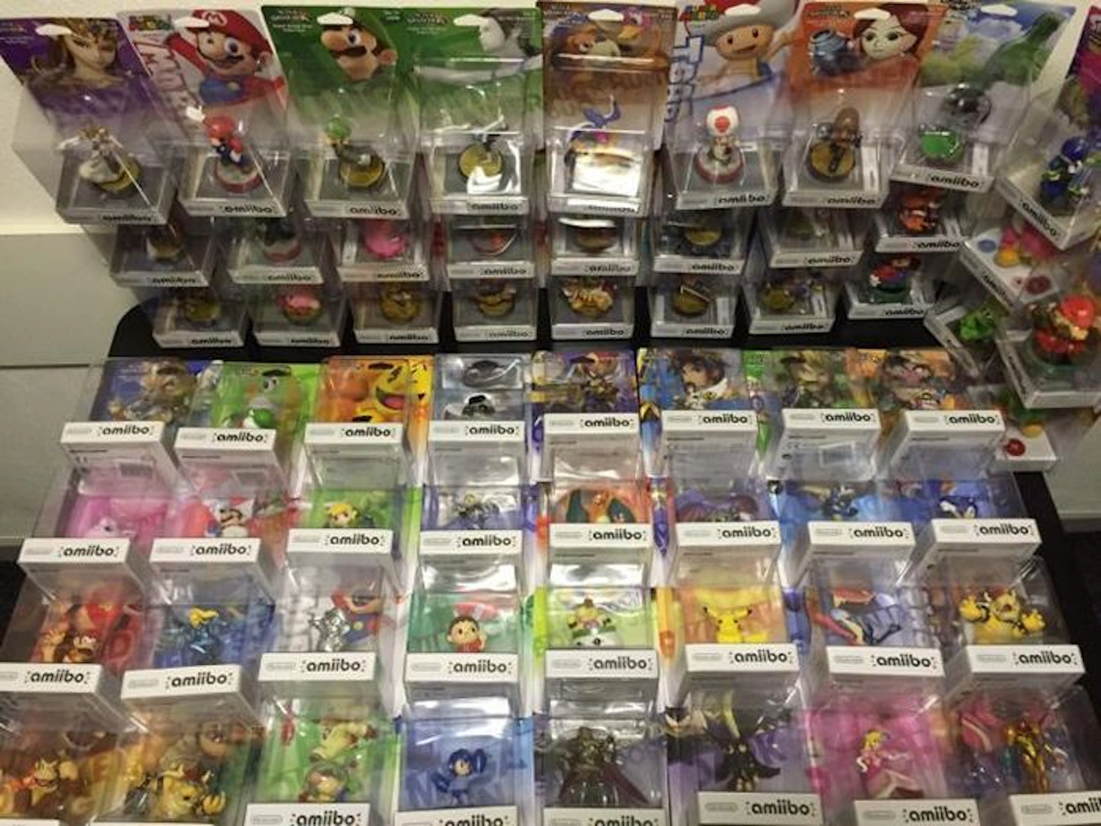 Huge lot of 92 Amiibos, all mint in original box - 66 different pieces, 26 doubles (including 6x Silver Mario)