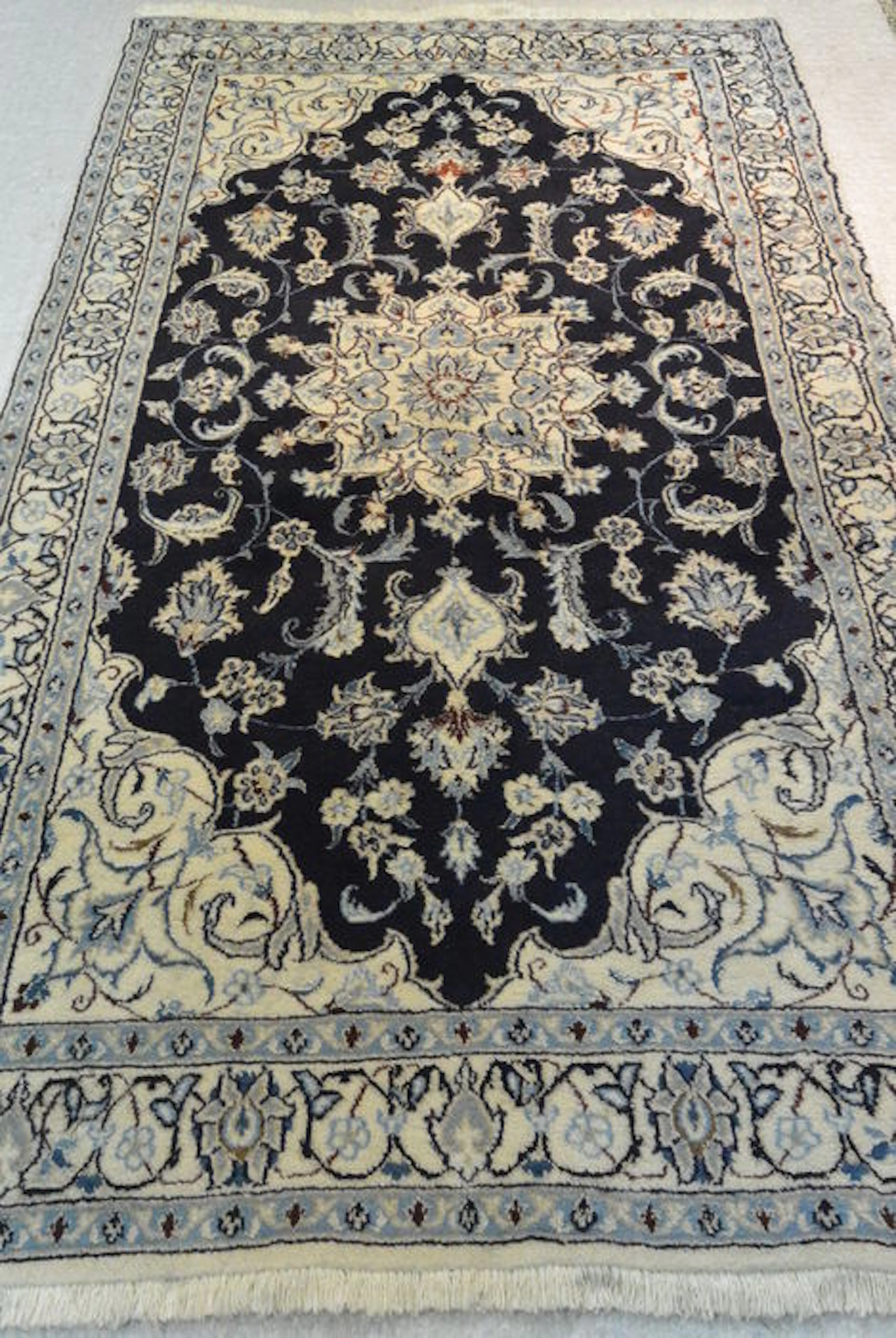 Wunderschöner dunkelblauer Perserteppich Nain 211 x 126 cm. Ende des 20. Jh.