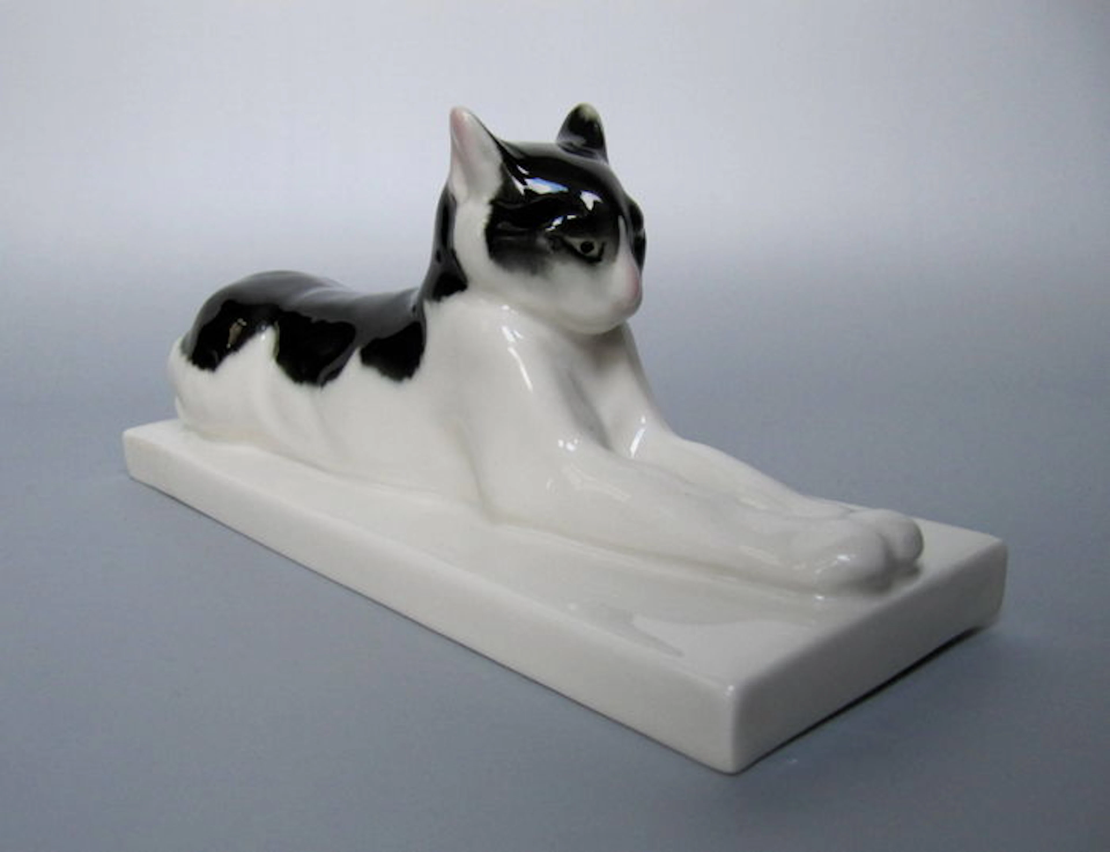 Schwarzburger Werkstätte für Porzellankunst - Polychrome porcelain statuette of a cat