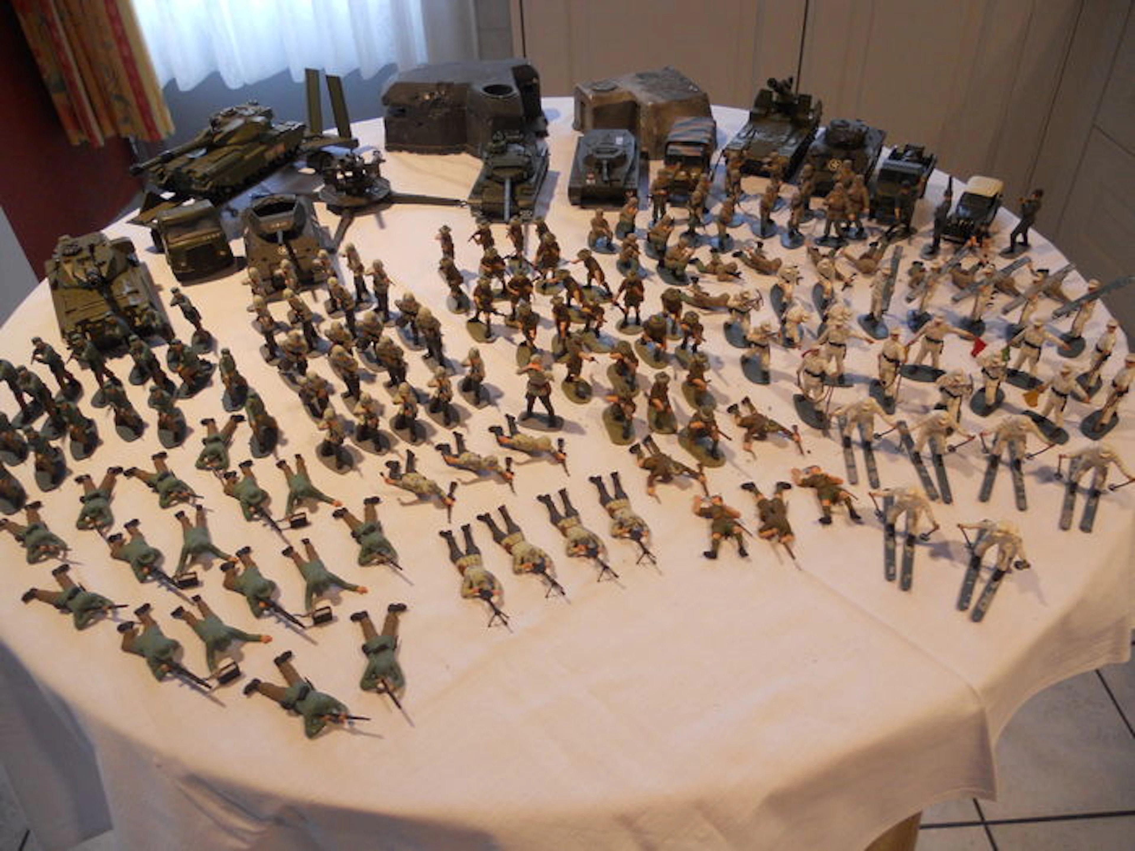 Solido/Dinky Toys/Brumm - Various scales - Lot with 150 soldiers (6 cm), 12 Vehicles and 2 Verlinden Bunkers - the 70s