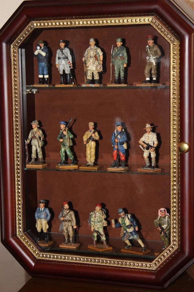 DelPrado - Scale 1:32 - 15 collectible tin soldiers in a wooden display cabinet with glass (recent)