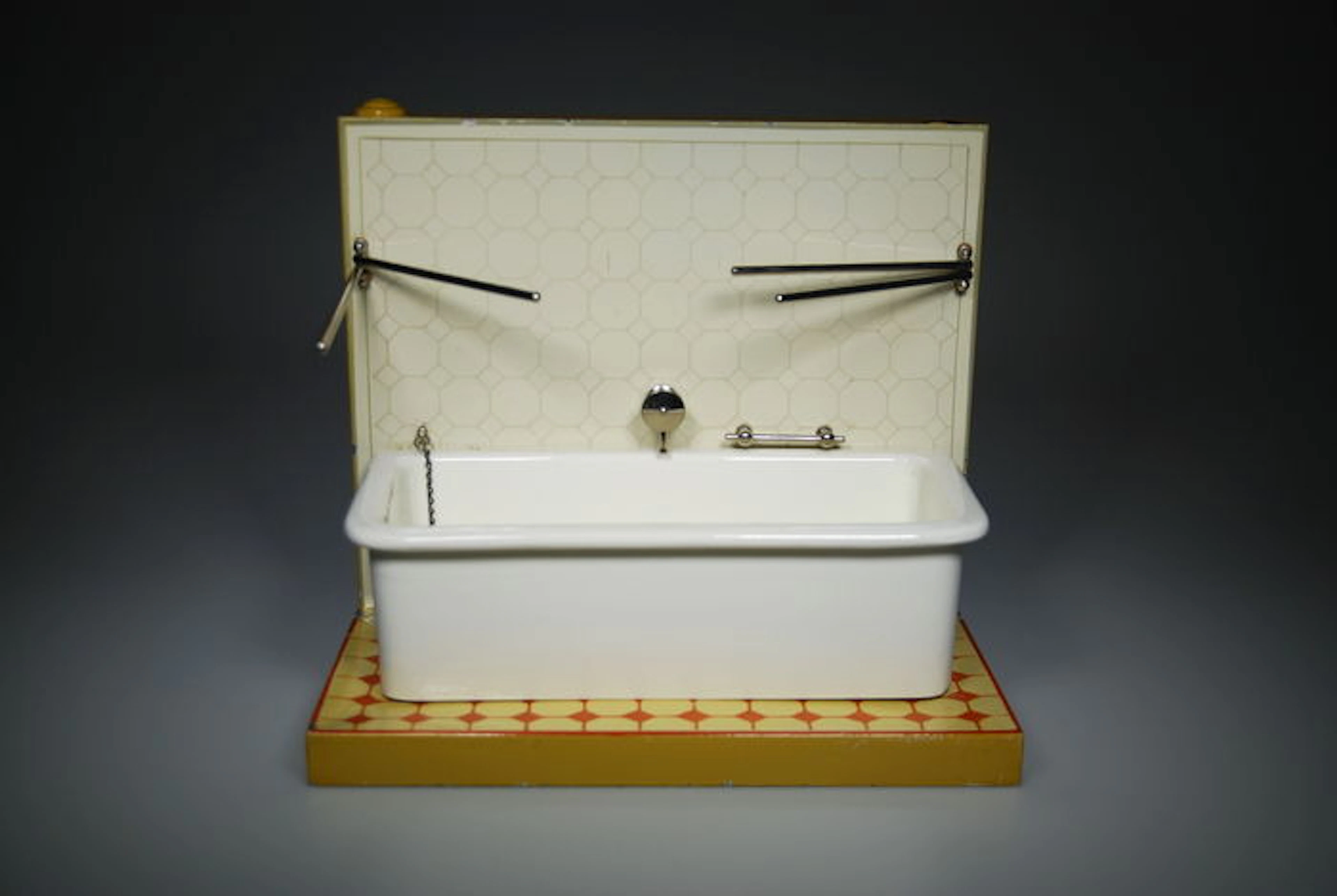 Märklin, Germany - Length around 25cm - Tin bathroom with porcelain bathtub 8600, 1933