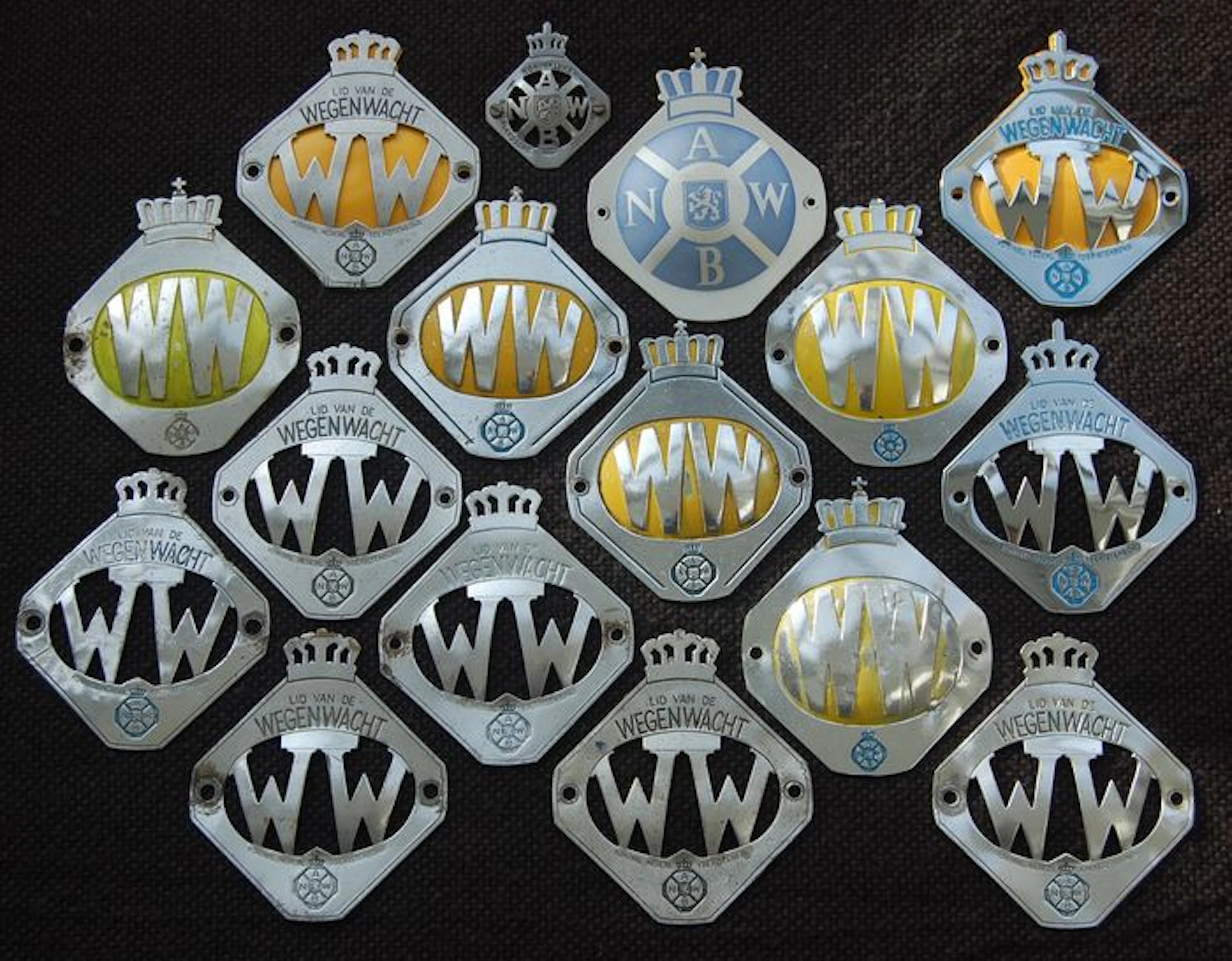 16 oude ANWB en Wegenwacht WW schildjes.