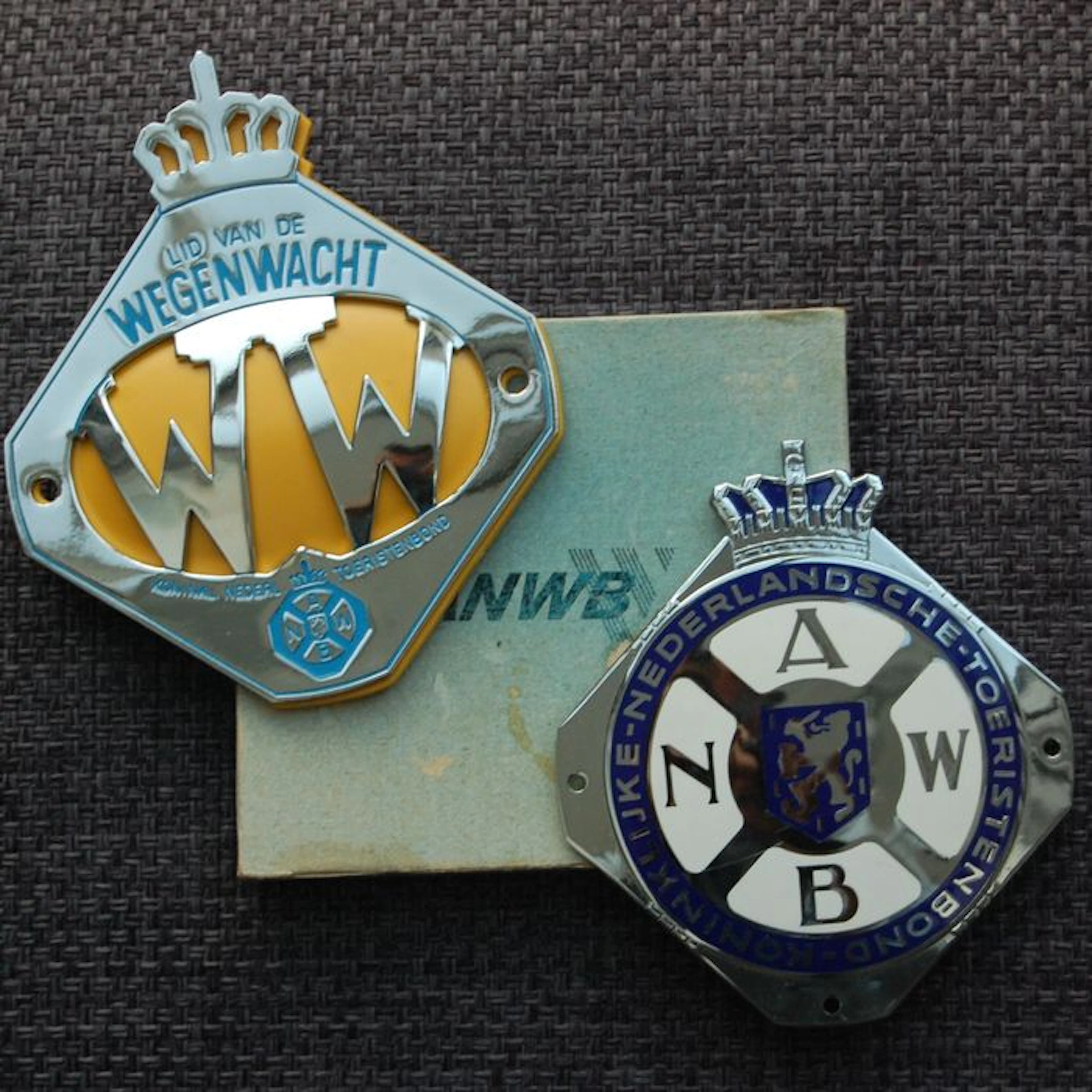 Auto Club ANWB and WW plaques/shield//badge