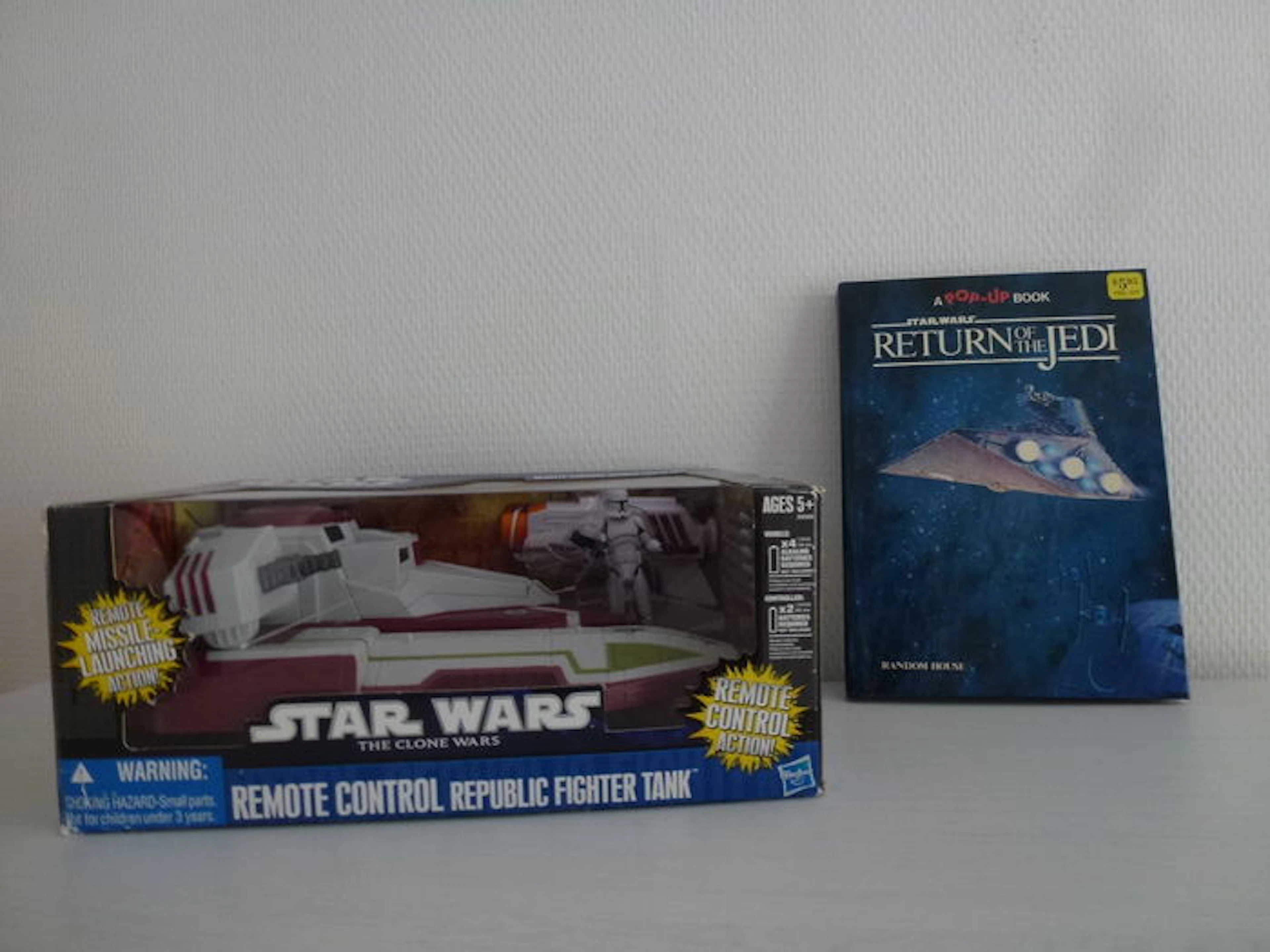 Star Wars - Hasbro - Remote Control Republic Fighter Tank - 25 x 20 x 10 cm - 2011 - The Clone Wars + Return of the Jedi Pop up book - 1983