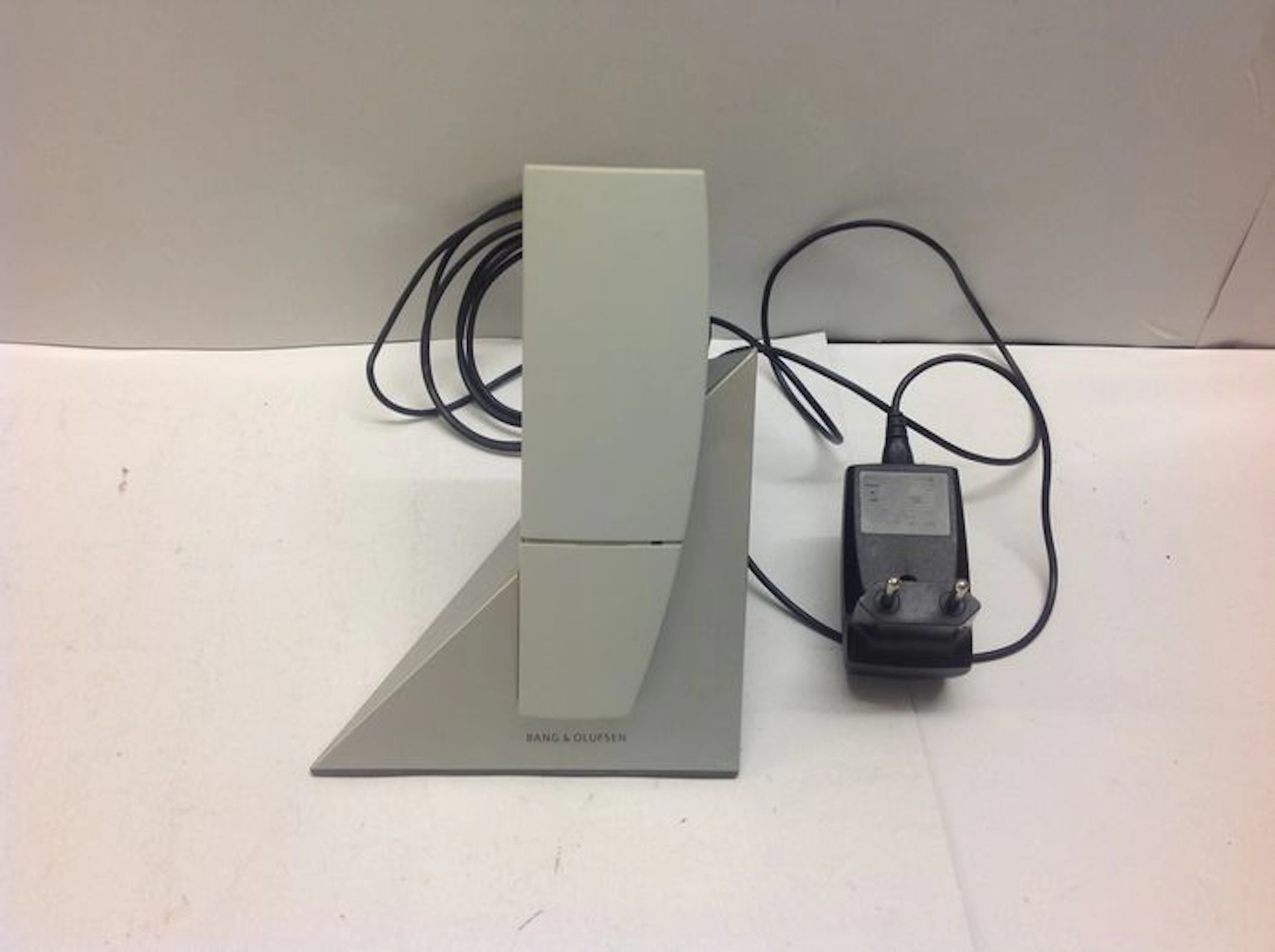 Bang and Olufsen White Beocom 6000 MKII including tablecharger and power supply