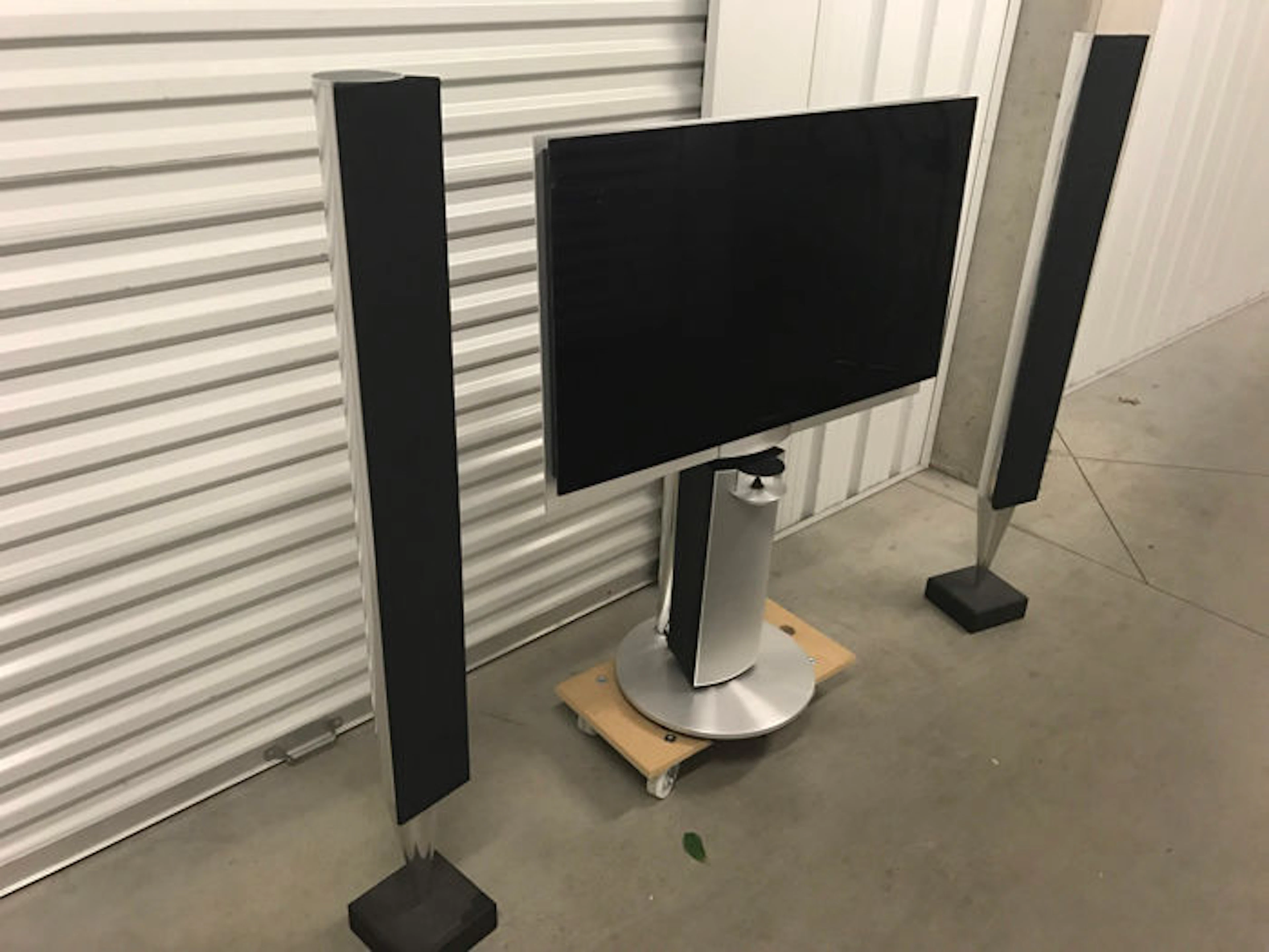 BeoVision 7-32 + center speaker with BeoLab 8000 set.