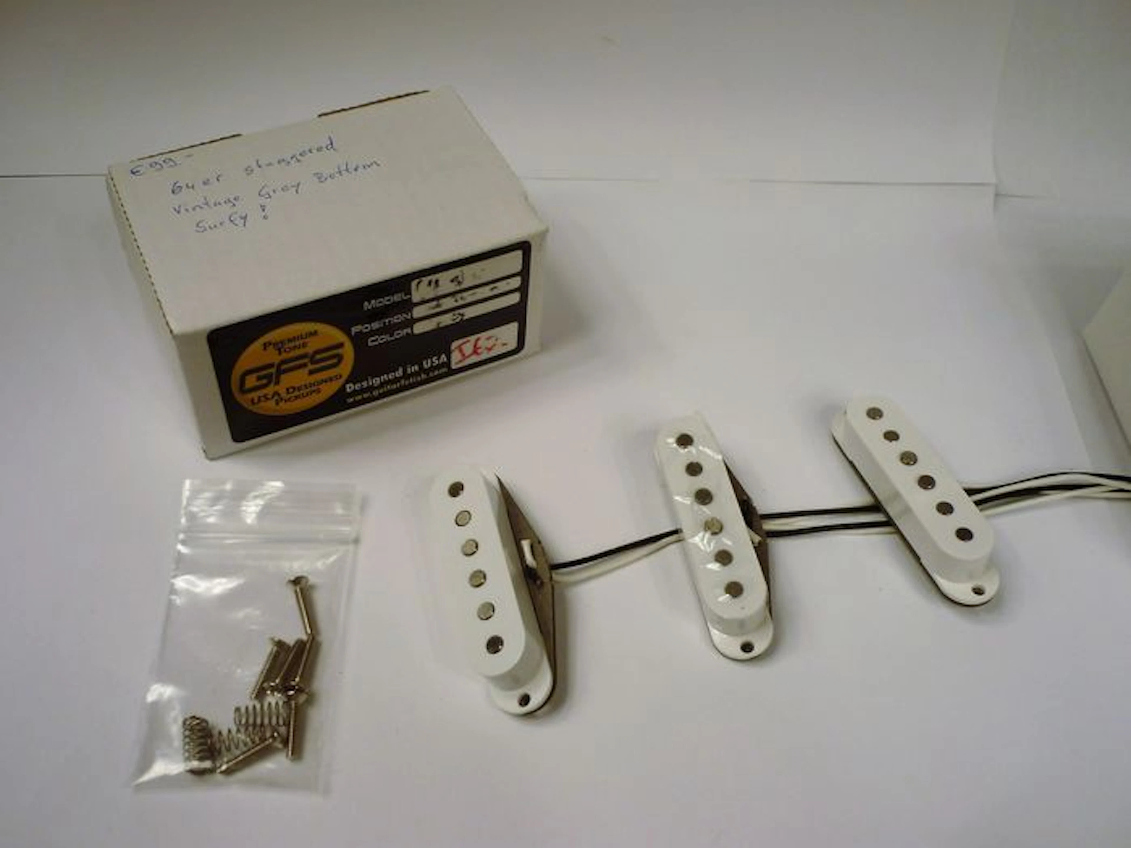 Singlecoil, GFS 64er, Vintage I62 STmodel set. Surfy!