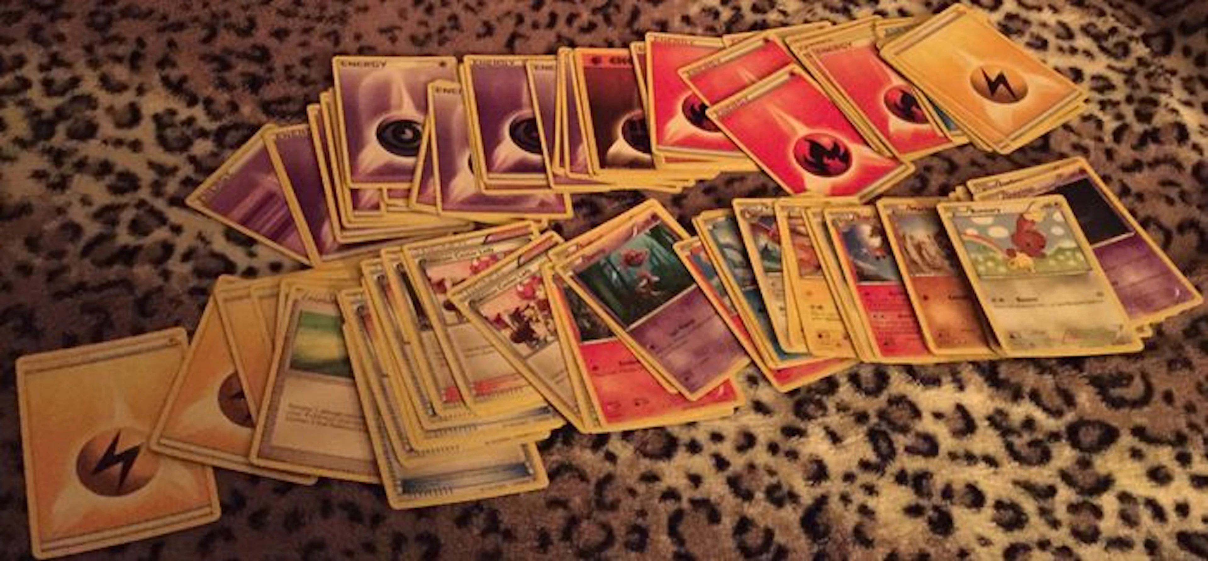 200+ cards: 1. TCG collection incl. 10x Energy/1x Allenatore/4x Supporter/13x Trainer(1x reverse holo) cards. 2. Pikachu genius Pokémon GO bronze, black, silver quartz pocket watch