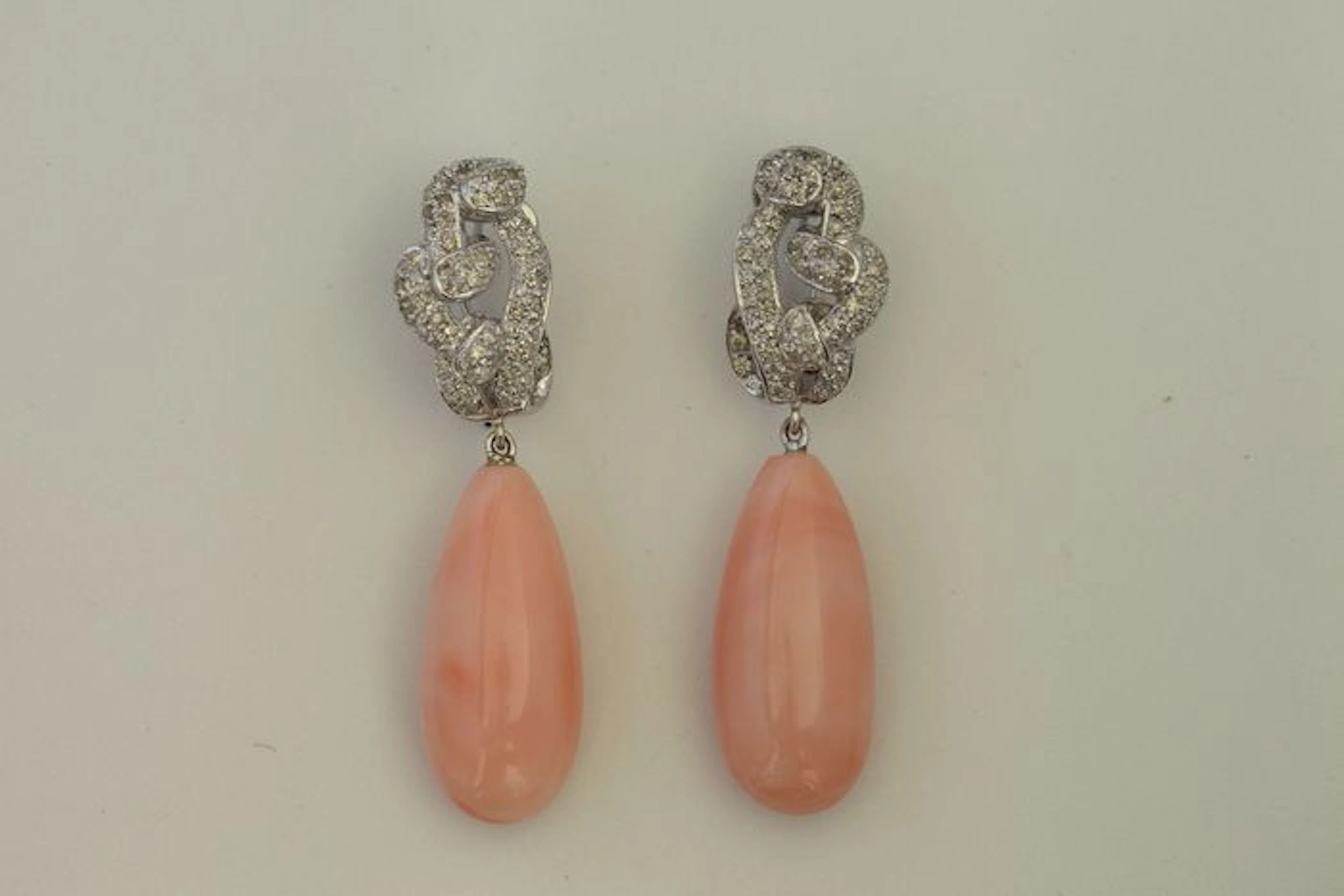 Earrings in 18 kt white gold with authentic, natural angel skin corals and a hundred thirty three diamonds