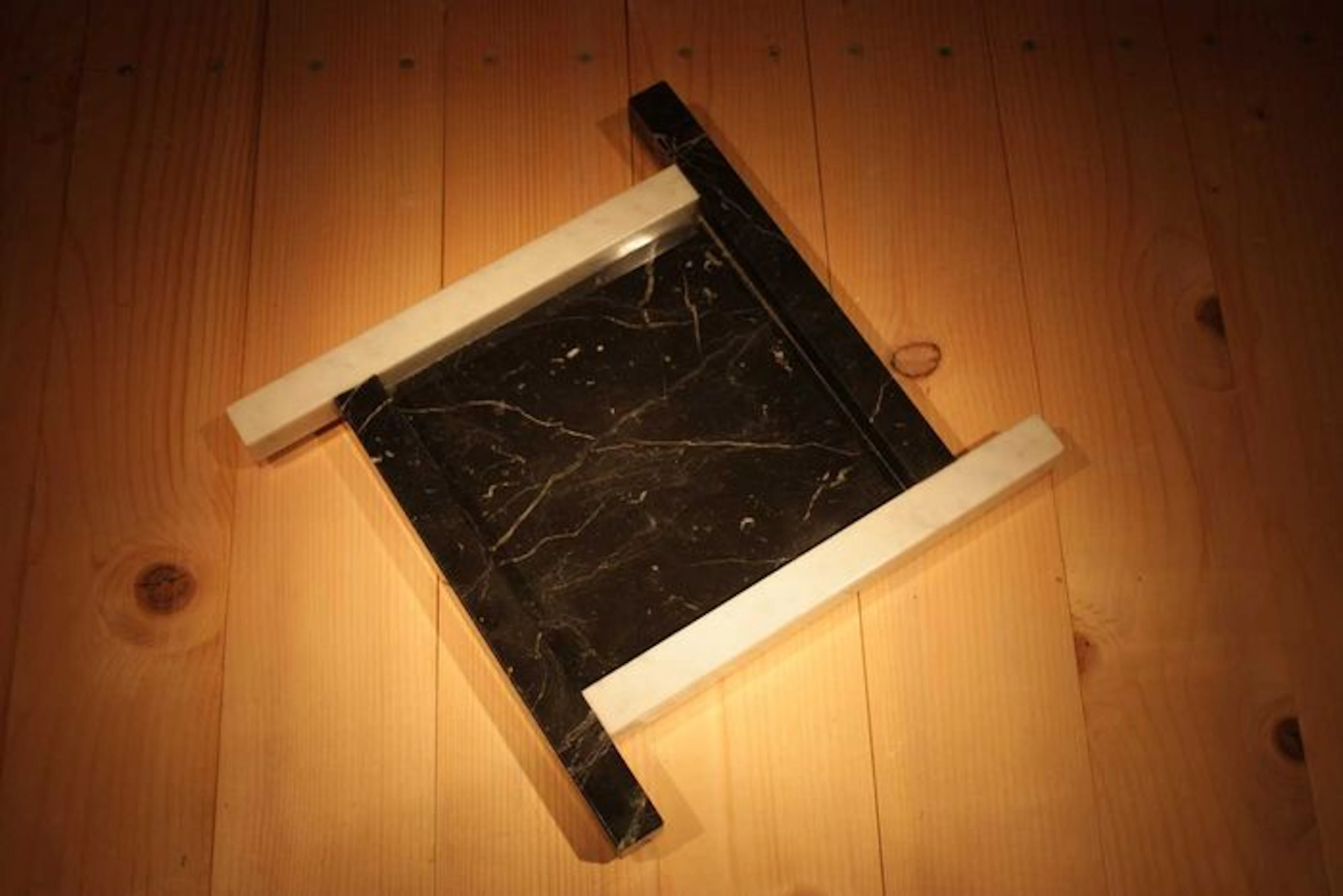 Antonello Pelliccia – Black and white marble tray.