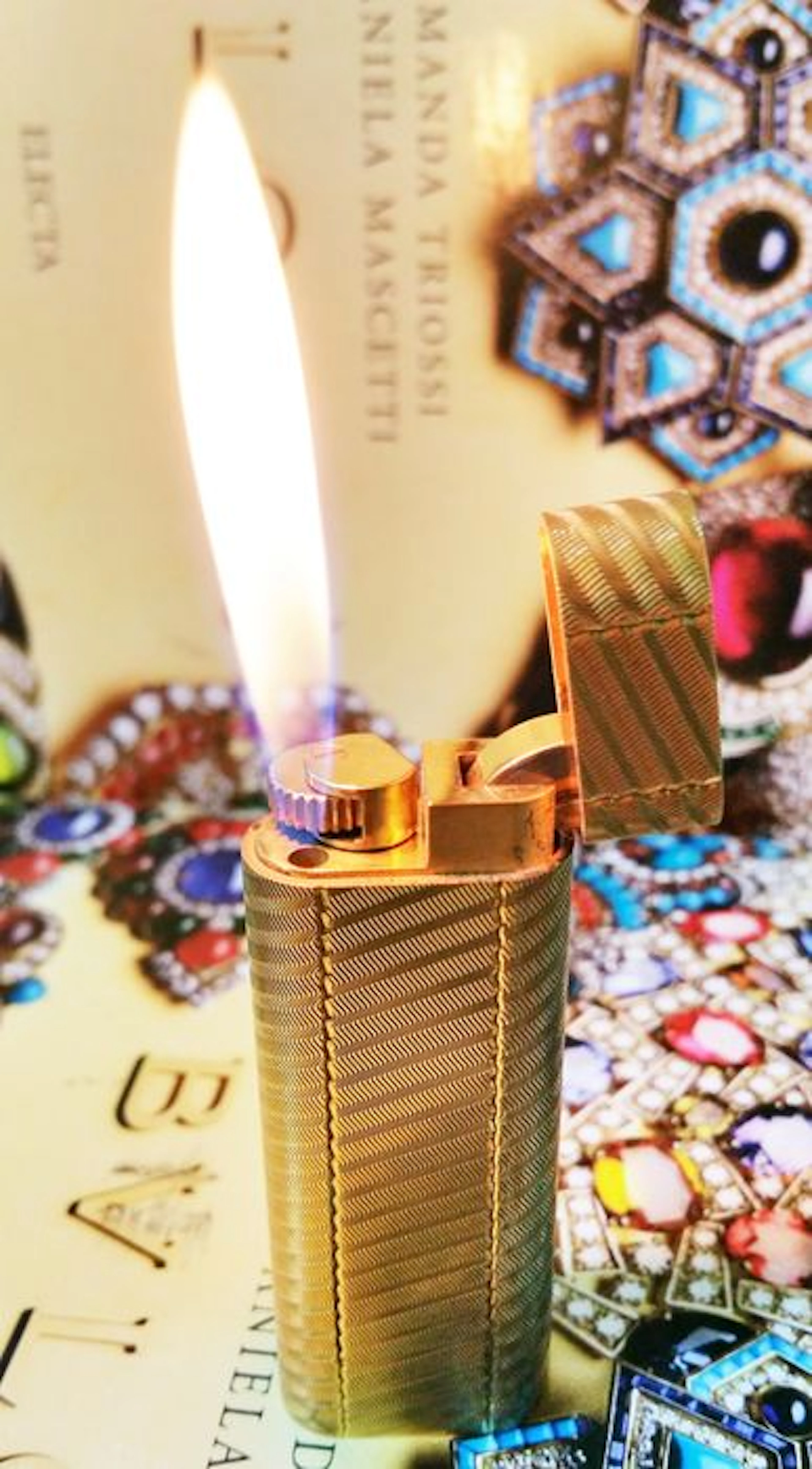 Le Must de Cartier lighter France Paris, Swiss made, 18 k gold plating.