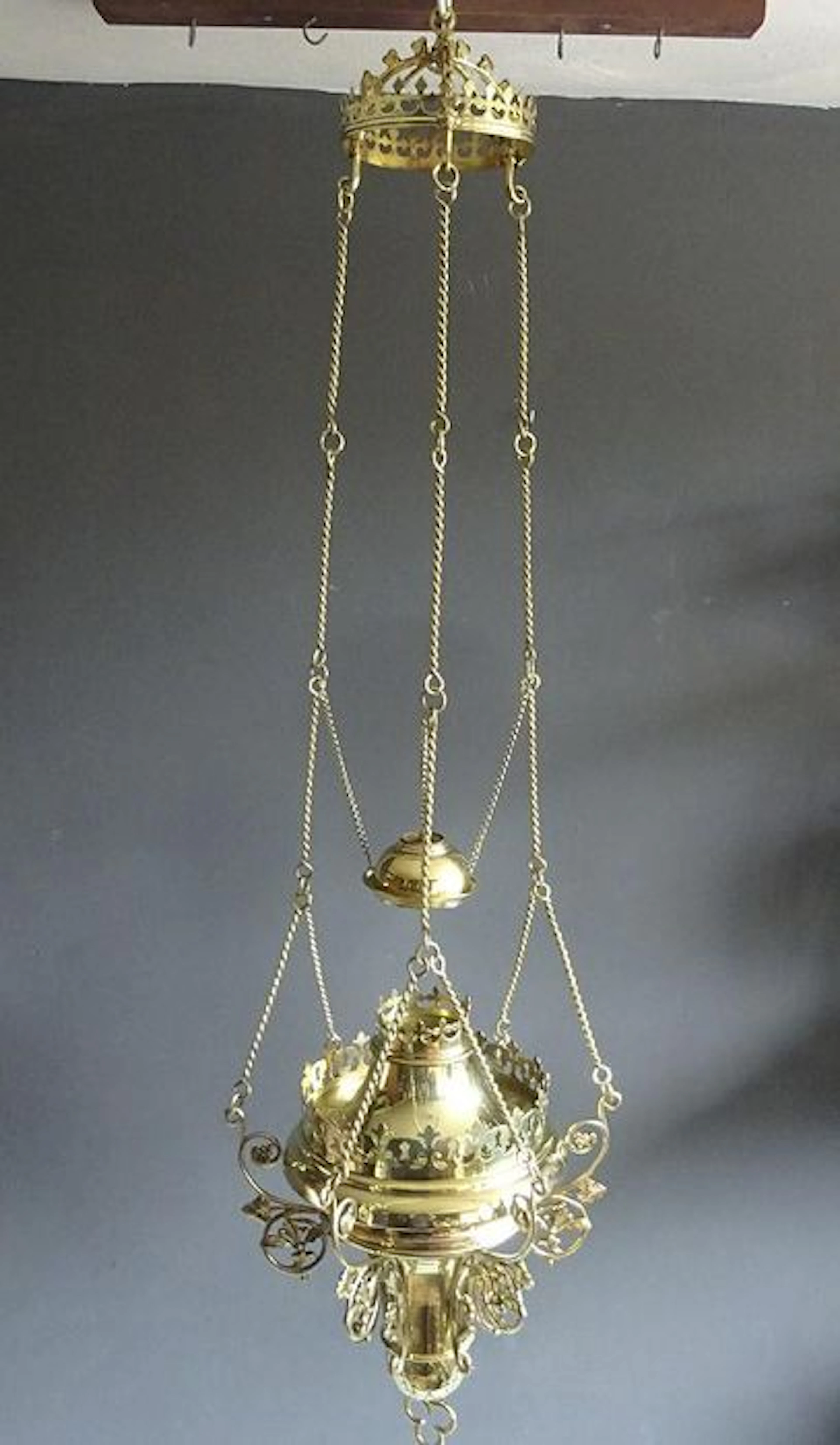 Zeer grote messing/koperen godslamp met kroon, Frankrijk, ca.1880