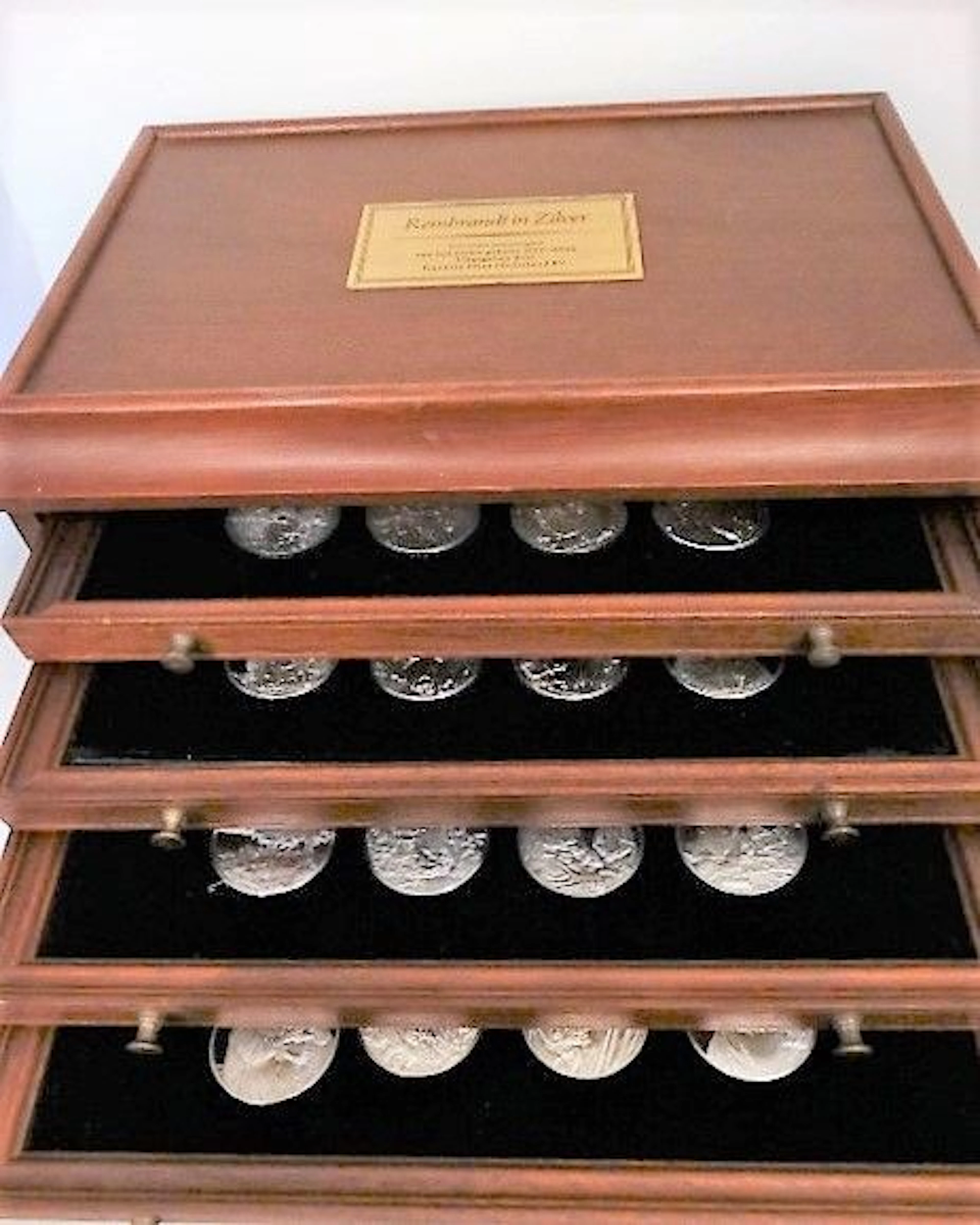 Netherlands – Collection of 50 different silver tokens 1974 "Rembrandt" – In luxurious wooden sliding case