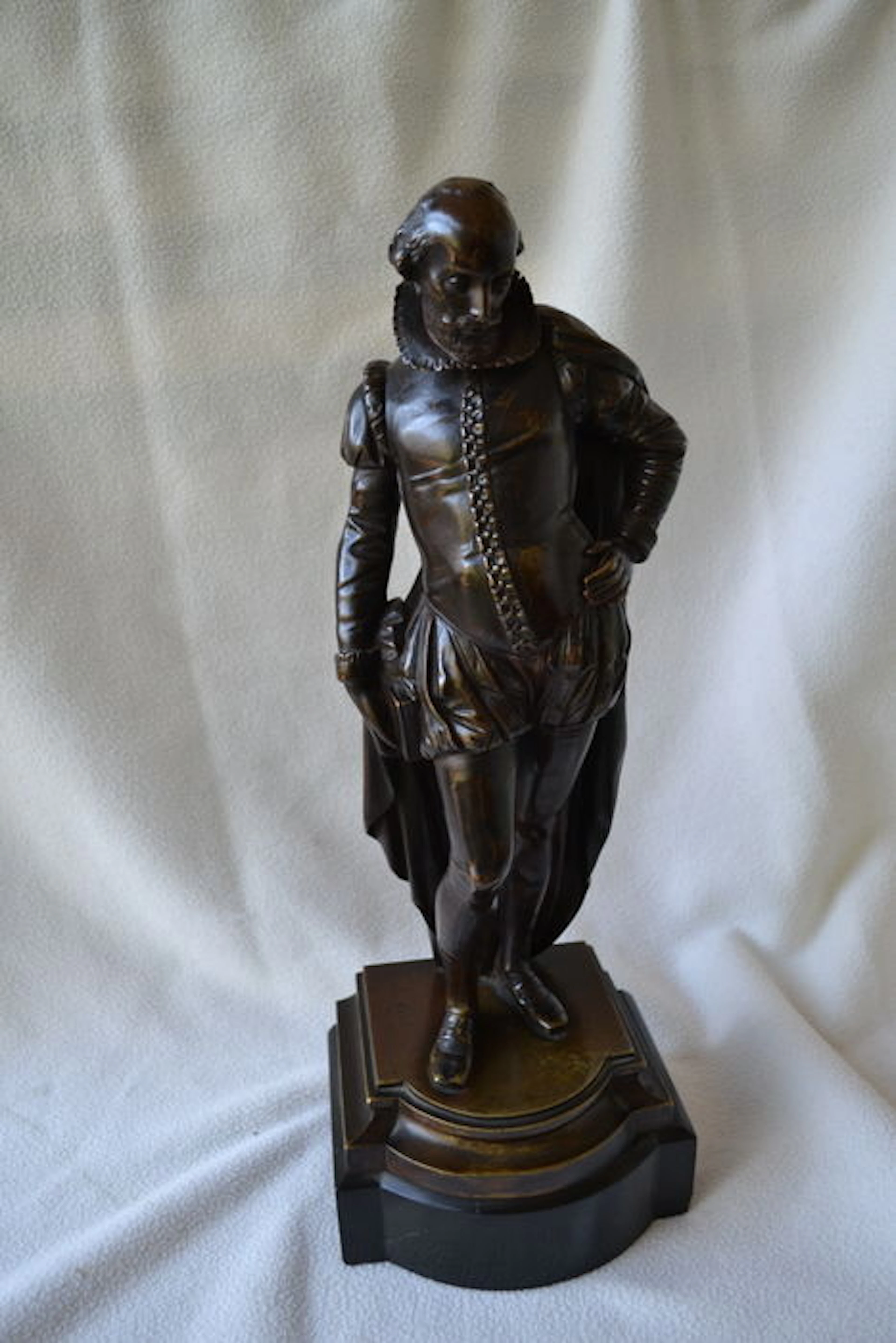 Según Antoine Pierre Aubert (Francia, 1853-1912) - escultura en bronce de Shakespeare - primera mitad del siglo XX