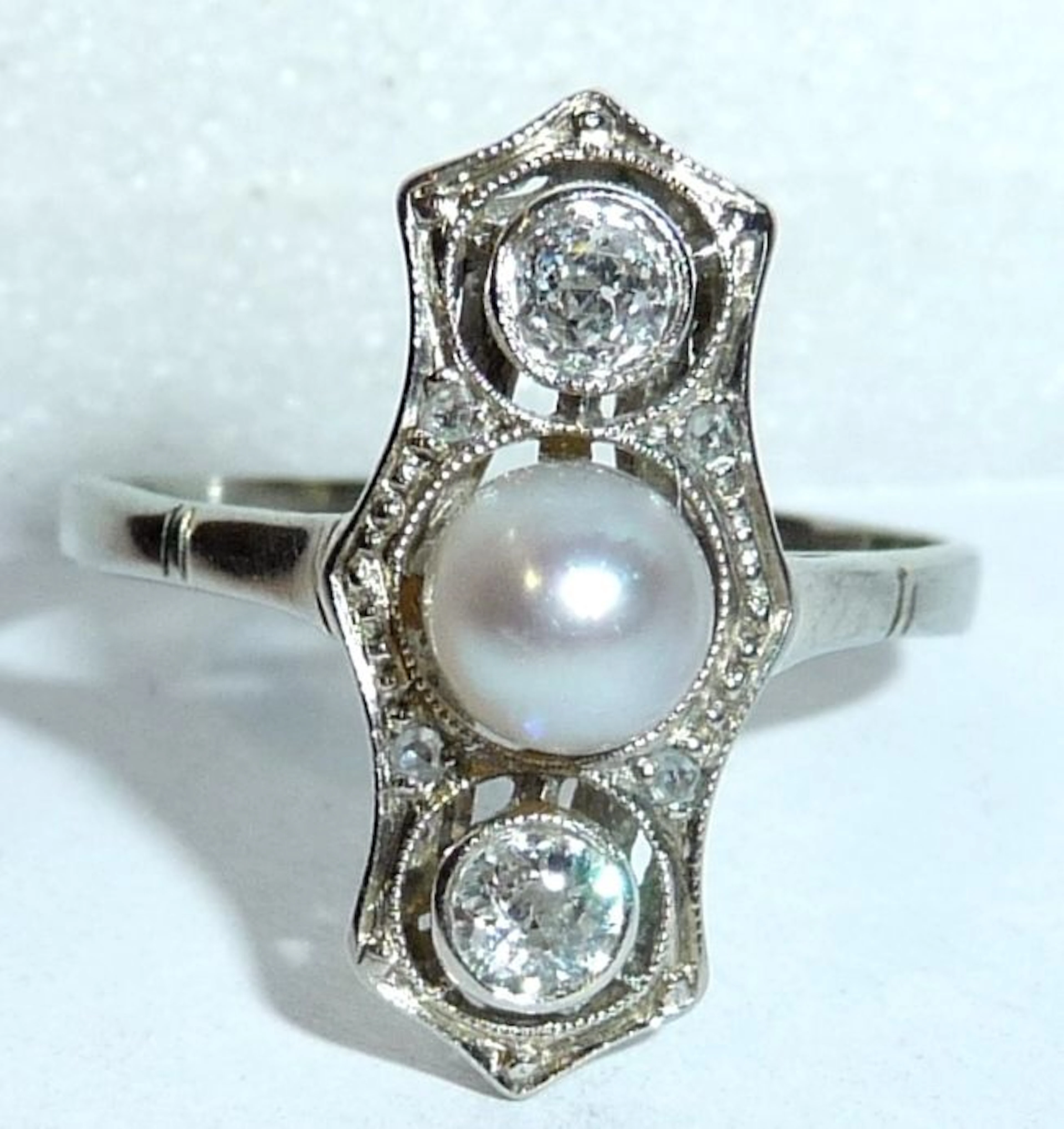 Artistic ring circa 1910-40 in platinum with fine Akoya pearl and 2 large diamonds