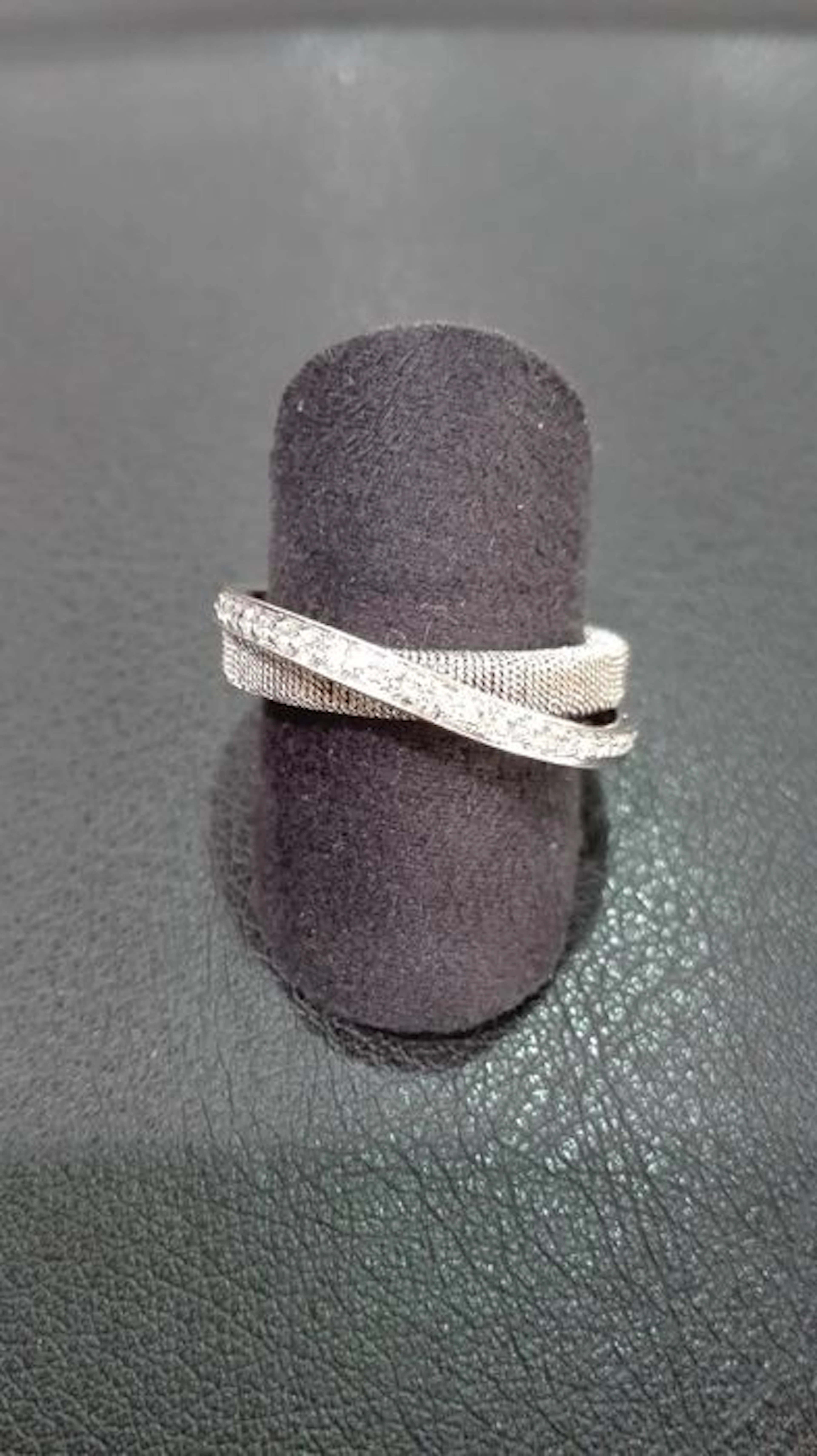 Anillo en oro blanco y diamantes