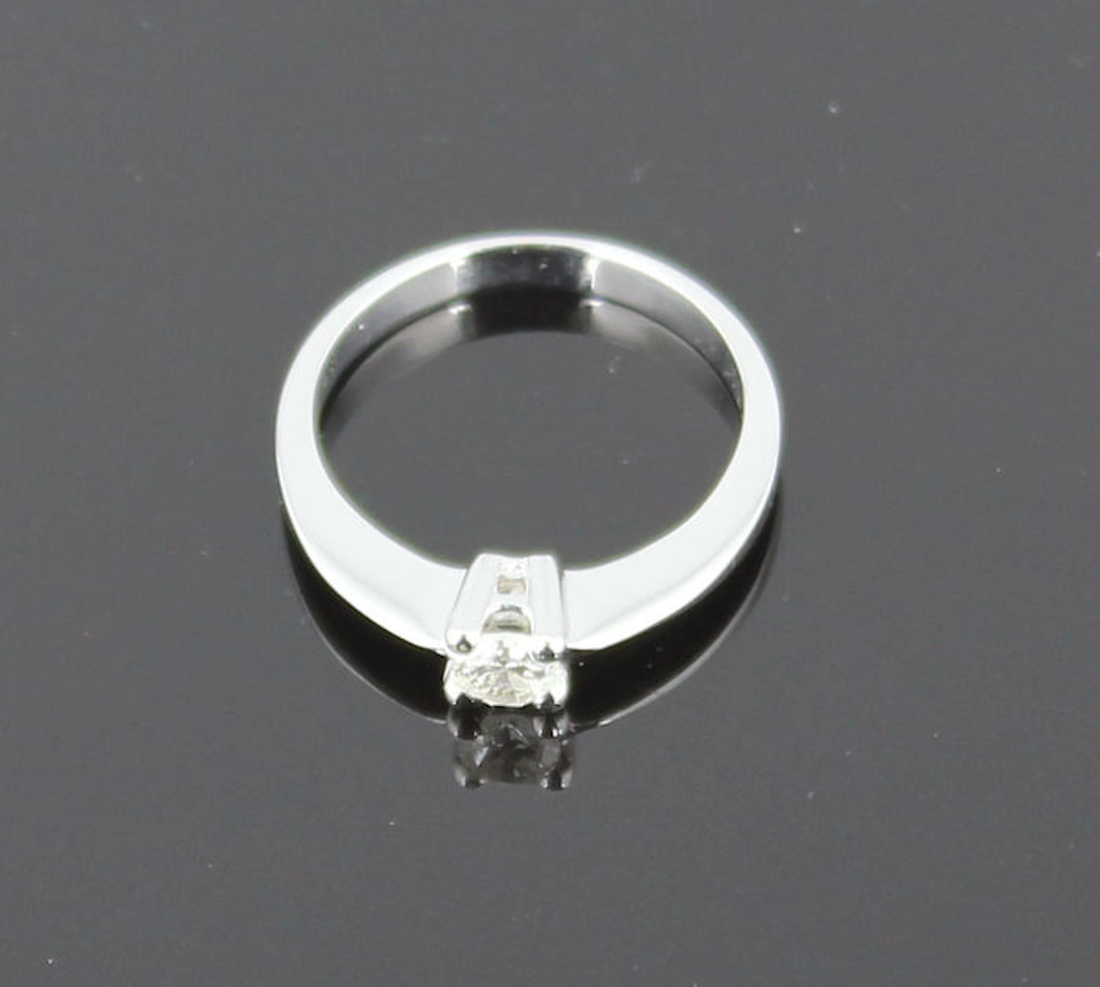 Anillo Solitario Oro Blanco 18 kt - Diamante talla brillante 0.30 ct