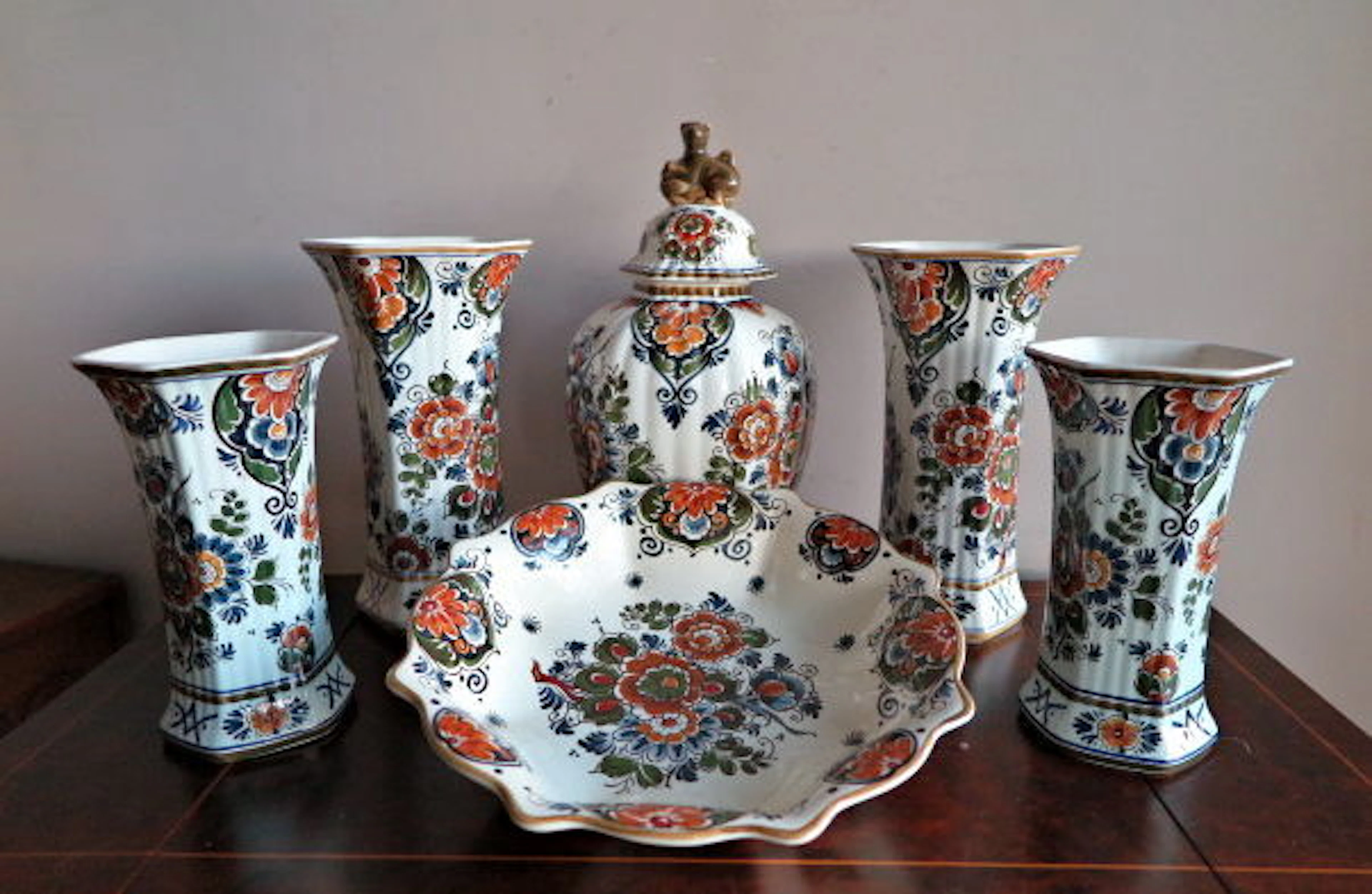 Lot of Gouda coloured ceramics - Large pot and lid, 4 vases and a beautifully lobed bowl
