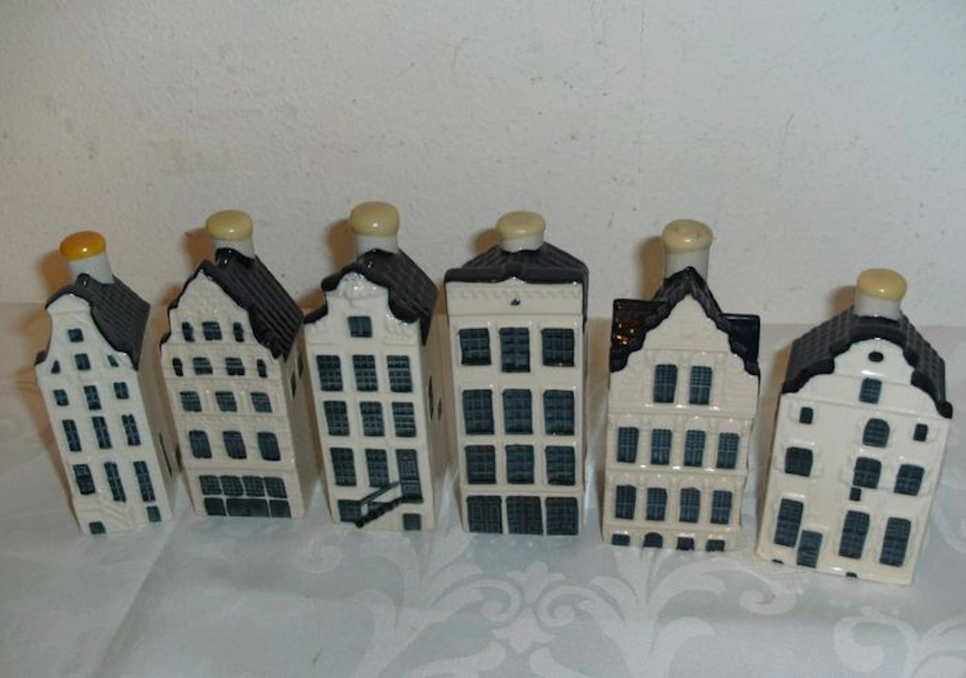 Six KLM Delft Blue miniature houses - Bols - In excellent condition - UNOPENED - Origin: The Netherlands.