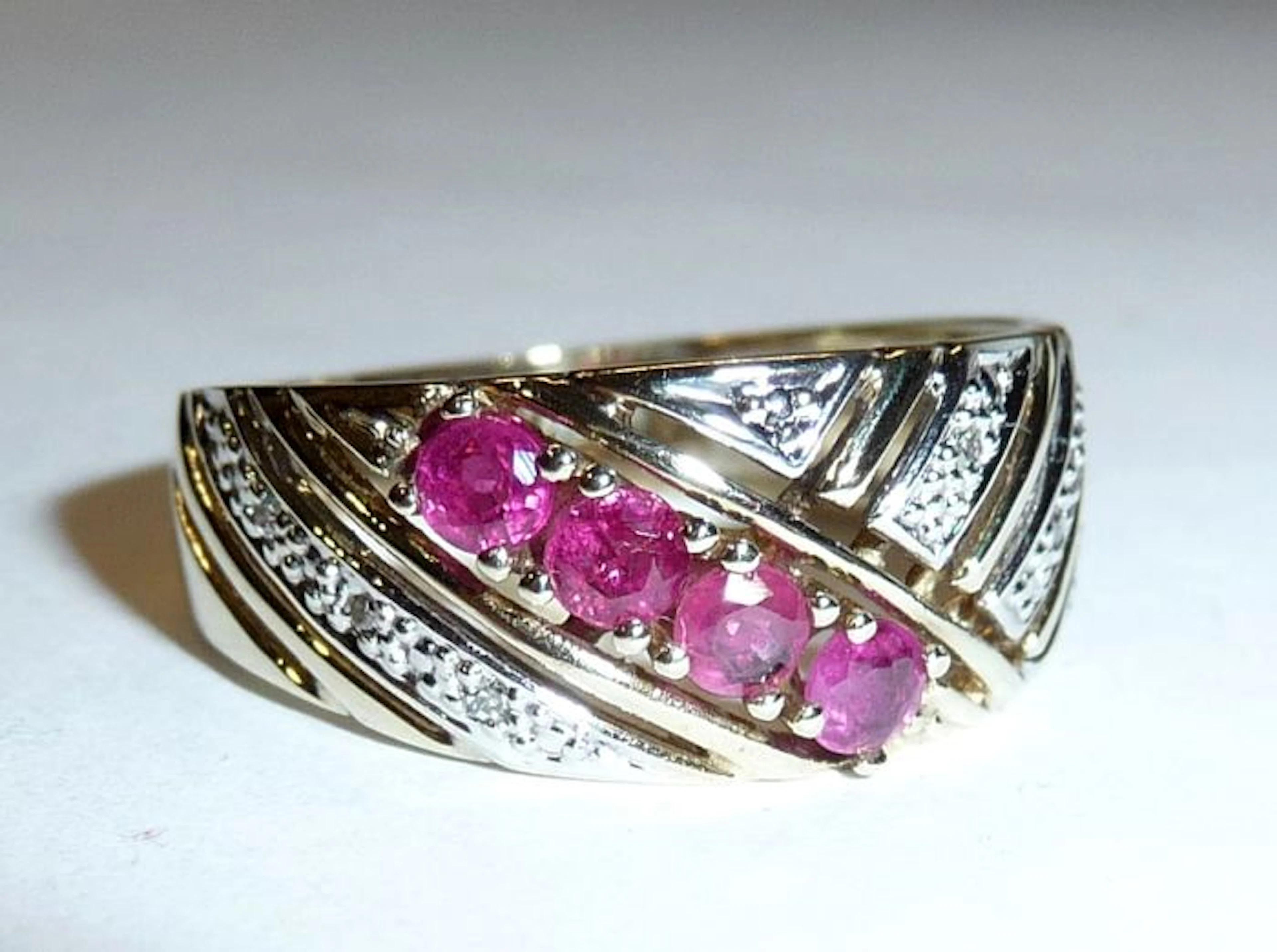 Smooth band ring in 333/8 kt gold with 4 blood red rubies and 6 diamonds