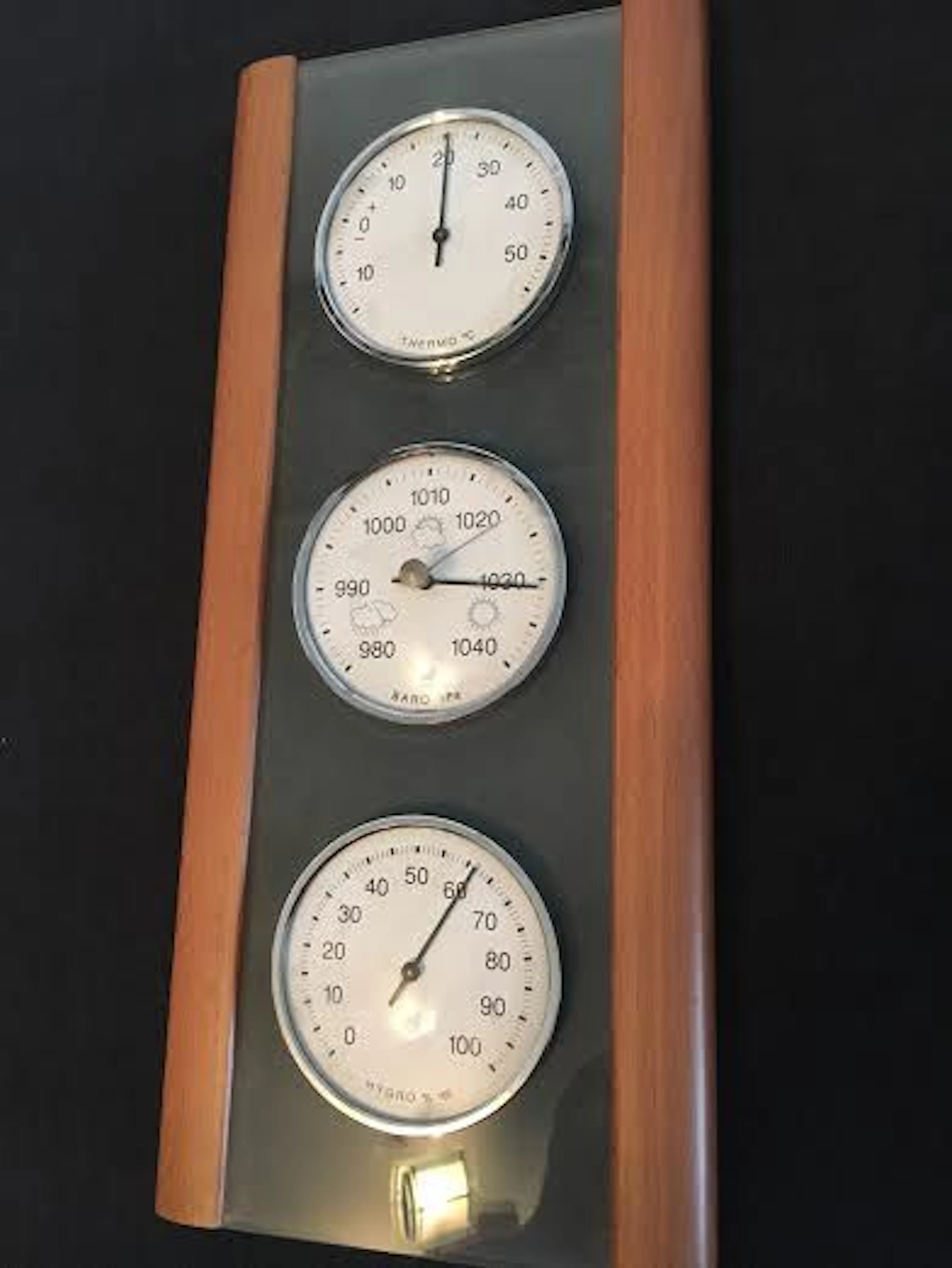 Weather station. Barometer - hygrometer - thermometer