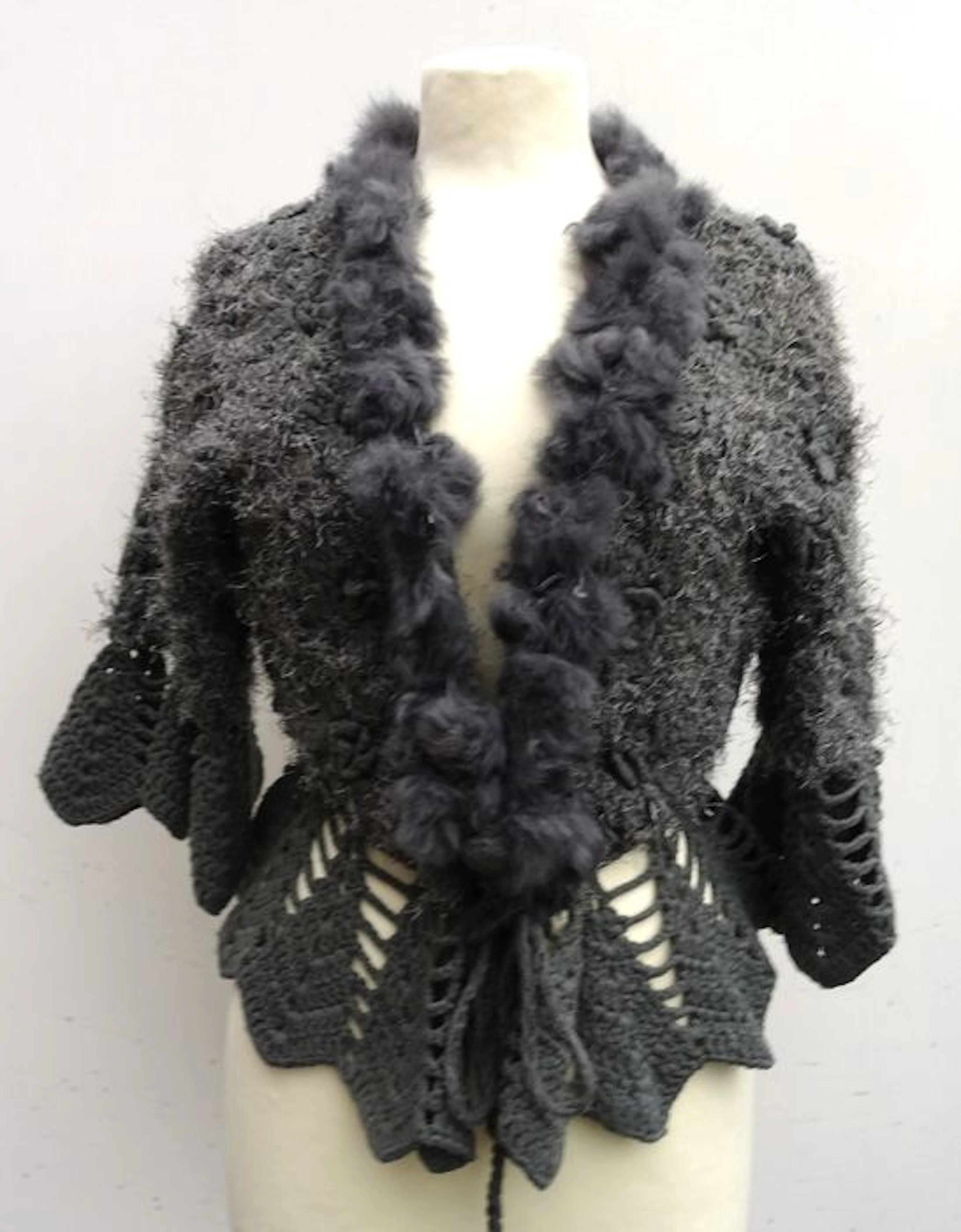 Real rabbit fur - Beeldschoon gehaakt vest met bloemen, afgezet met grijs rabbit fur