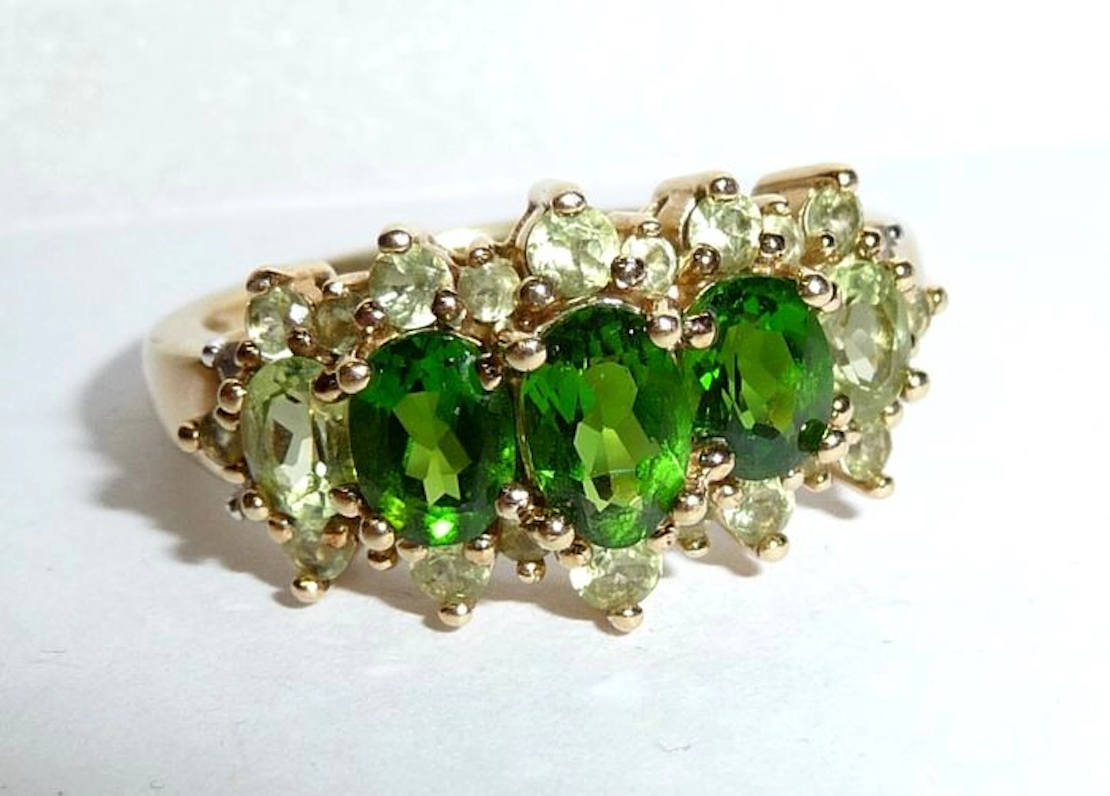 9 kt / 375 gold cluster ring with 22 x Peridot and 3 x Russian chromediopside and 4 diamonds ***no reserve price***